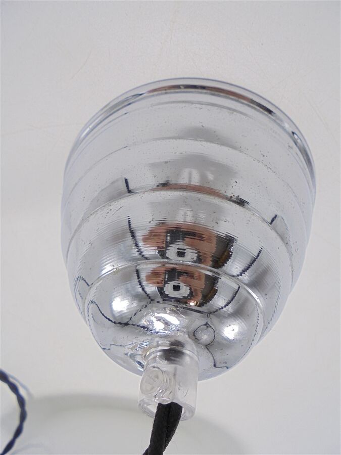 Opaline globe suspension