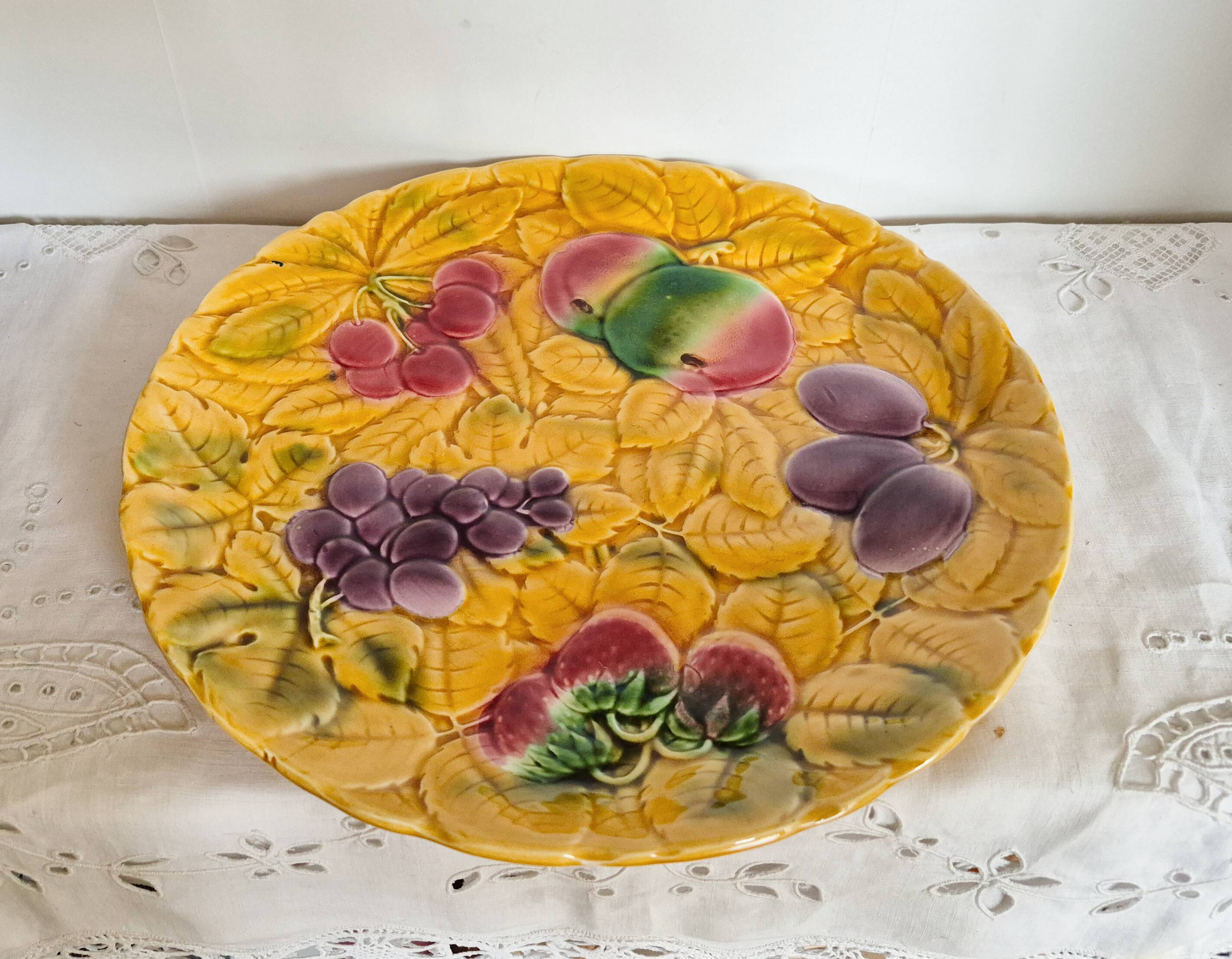 Round slip dish, Sarreguemines earthenware