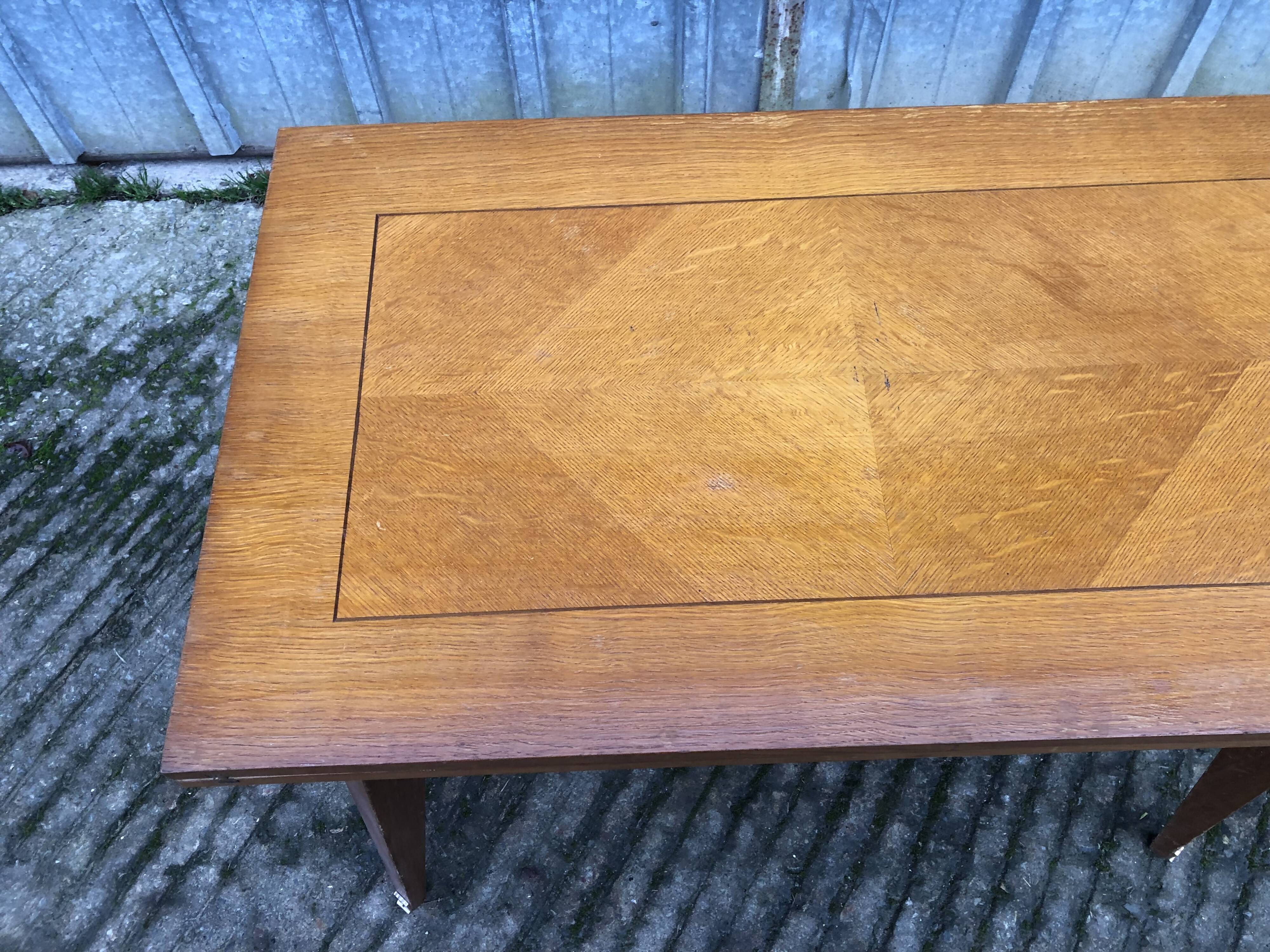 Table vintage portefeuille en chêne aux pieds compas.