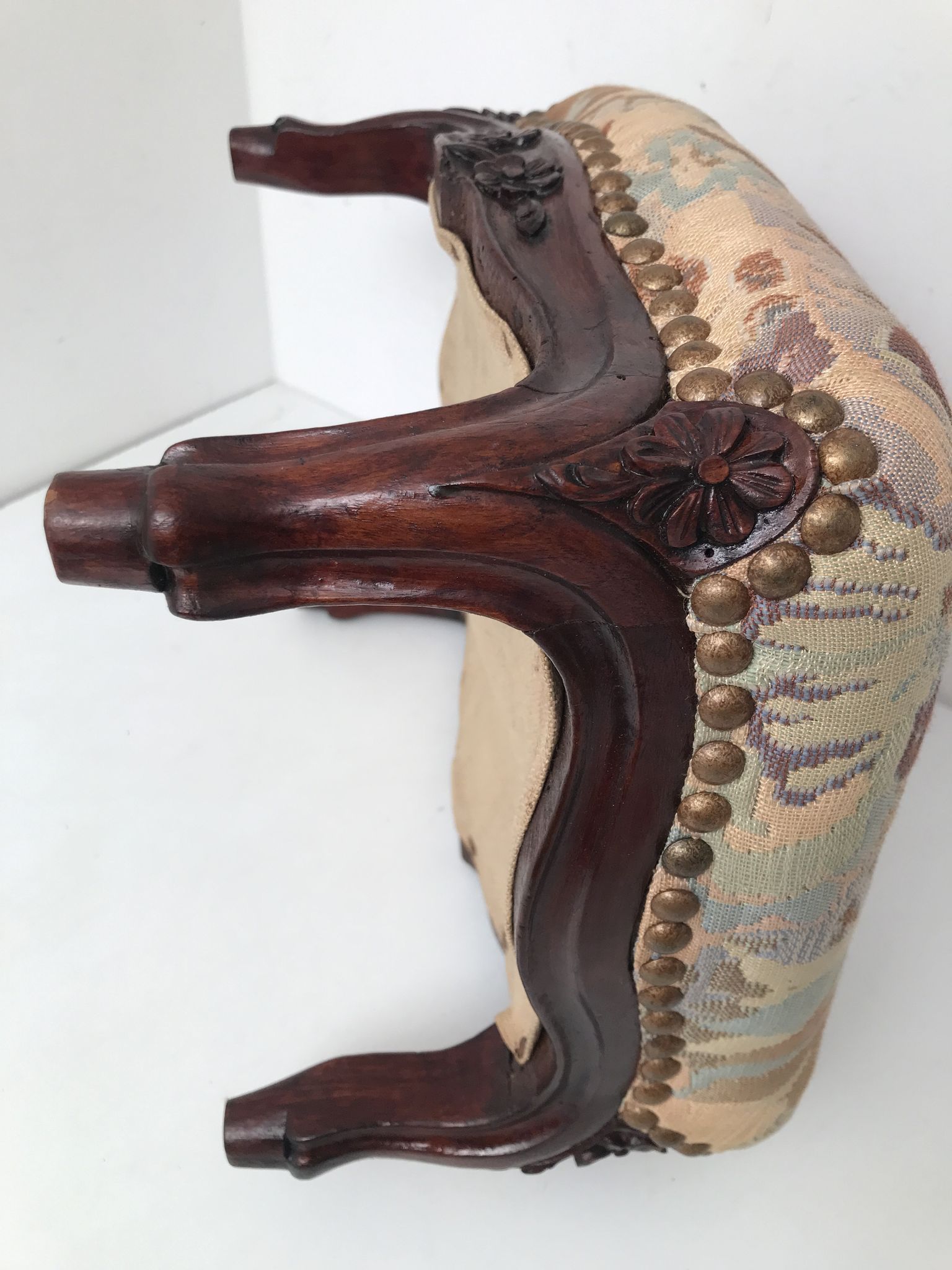 Repose-pied en bois rembourré vintage style Louis IV