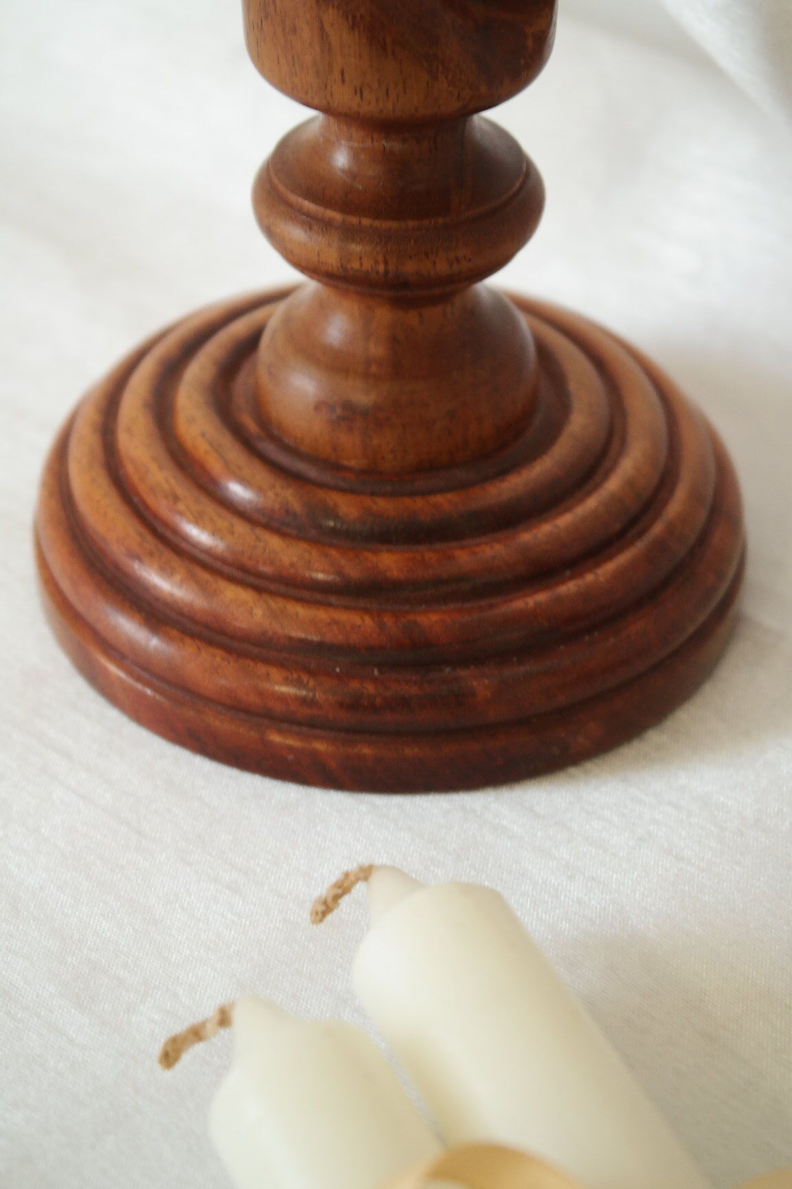 Paire de bougeoirs en bois torsadé et laiton vintage