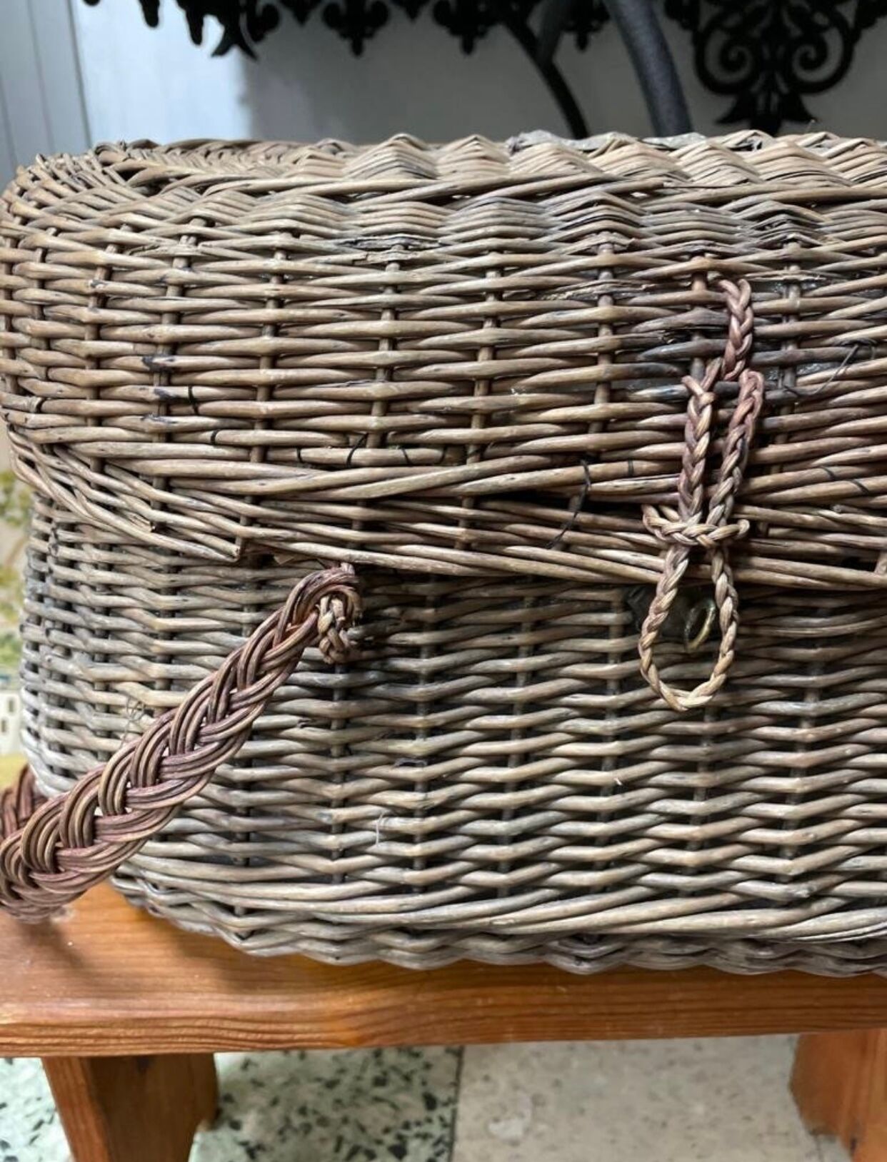 Bressan basket in old wicker, with handles and closure