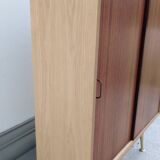 armoire décorative du milieu du siècle avec pieds en laiton