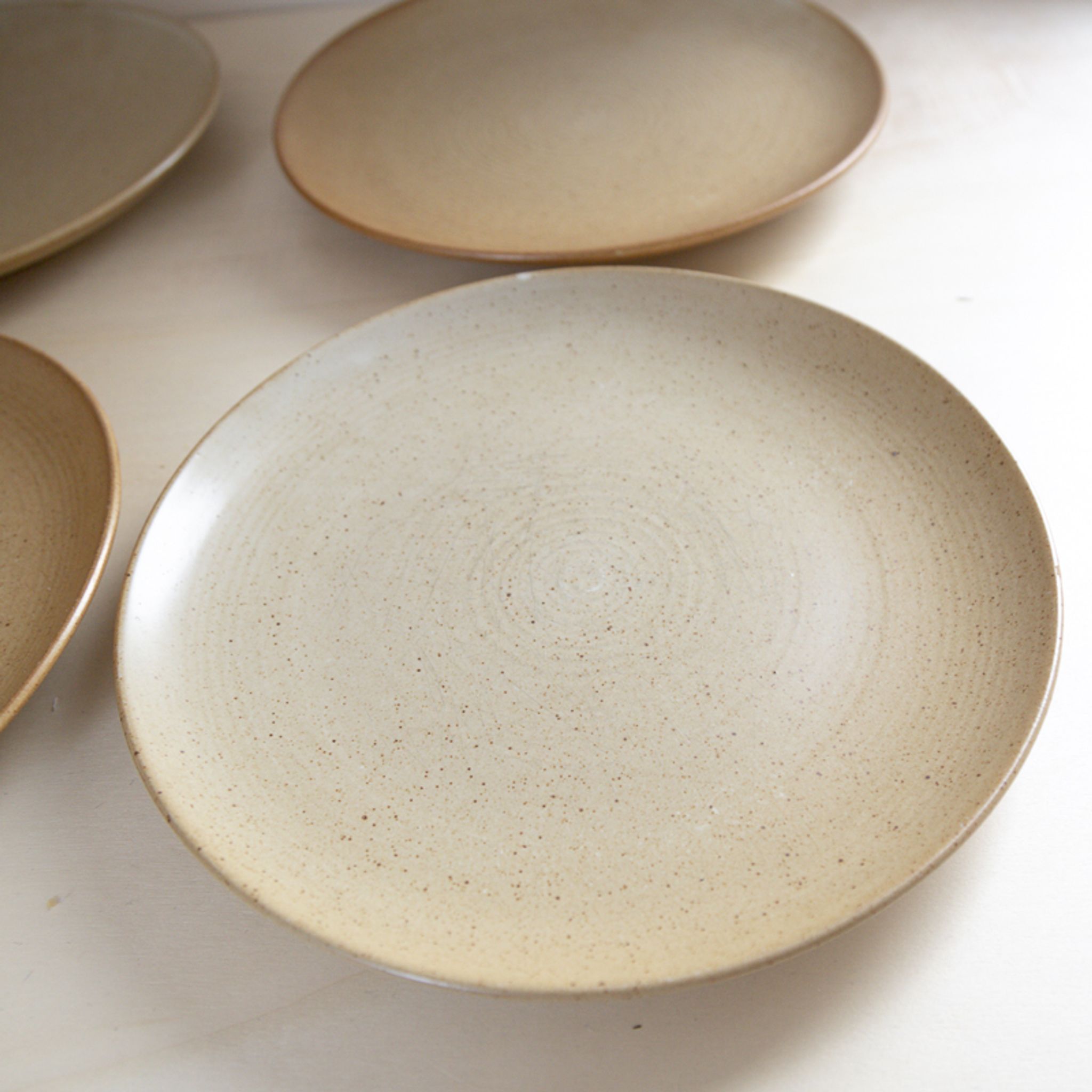 4 assiettes plates gres village France