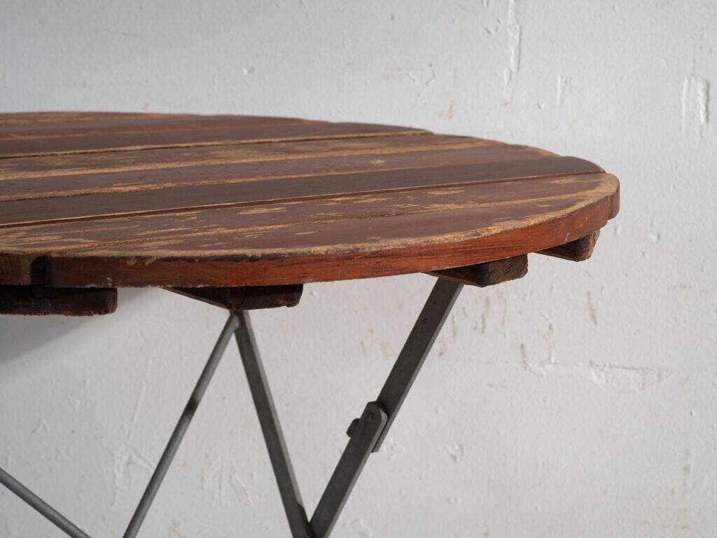 Table de jardin pliante ancienne en bois et fer – Europe centrale, vers 1950