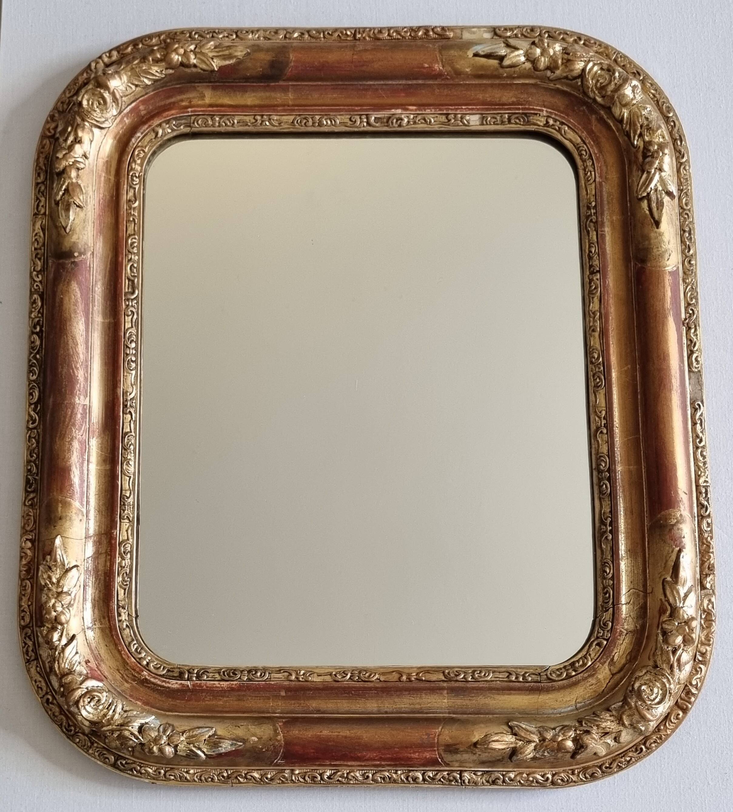 Miroir Louis-Philippe en bois et stuc doré à décor floral, XIXe,  43x38 cm