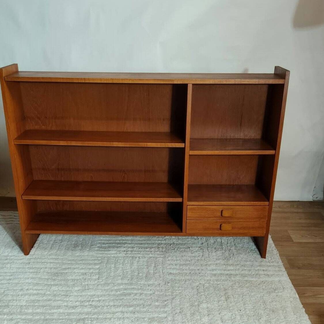 Vintage Scandinavian low bookshelf in teak, 1960s.