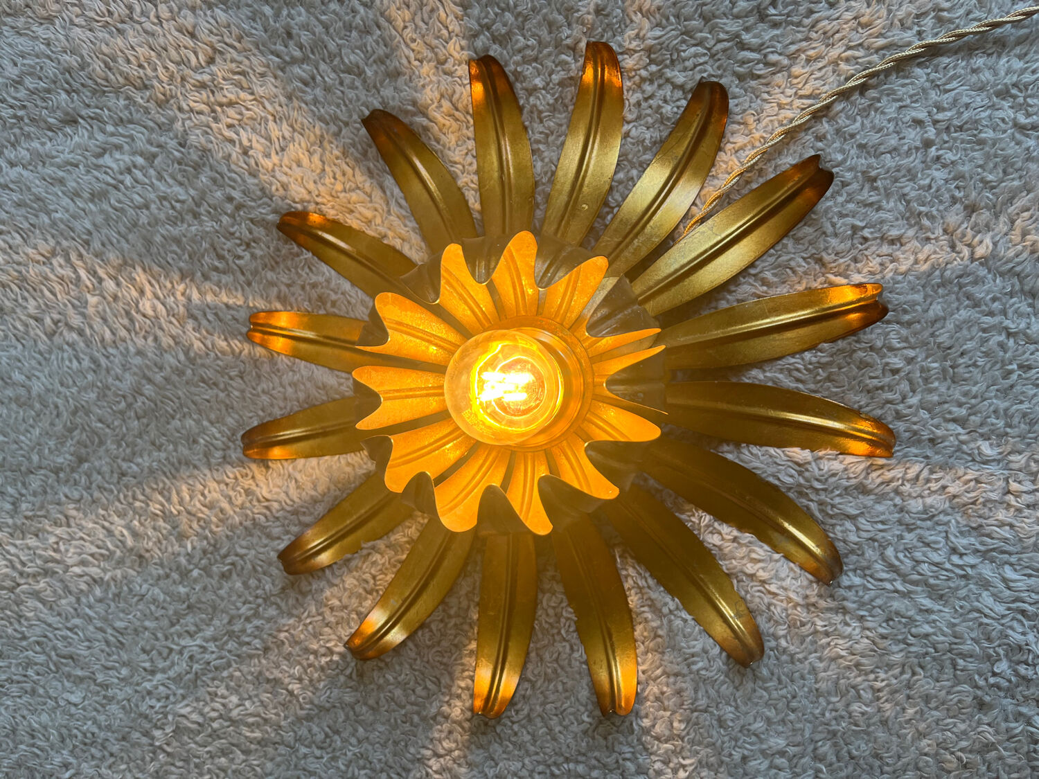 Ceiling lamp pendant in aged gilded metal palm leaf