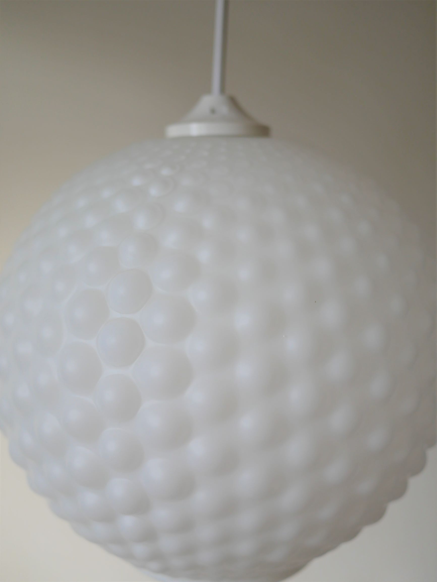 Suspension « boule » vintage en opaline