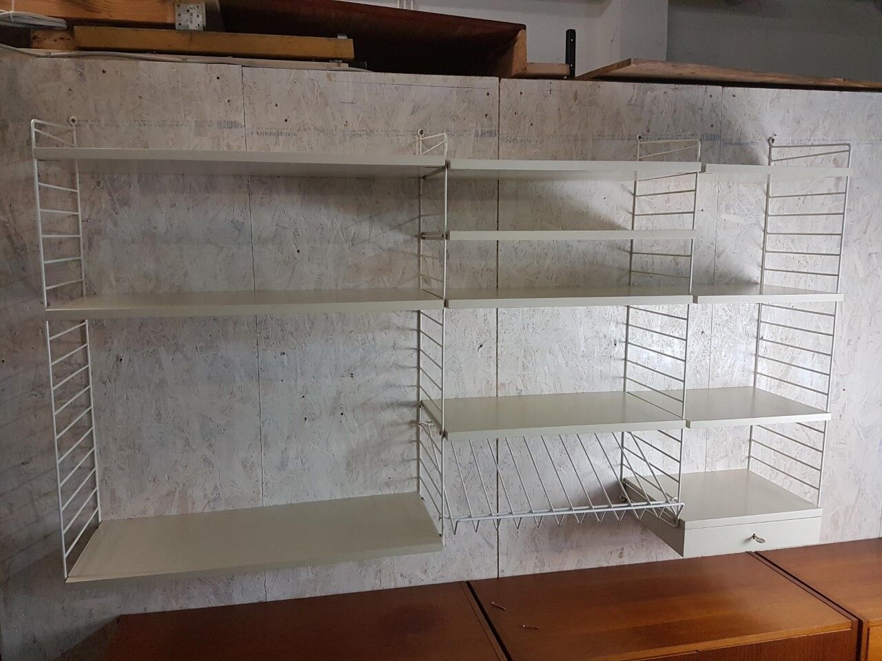 Unité d'étagères blanches Deninning de Nisse de Cru