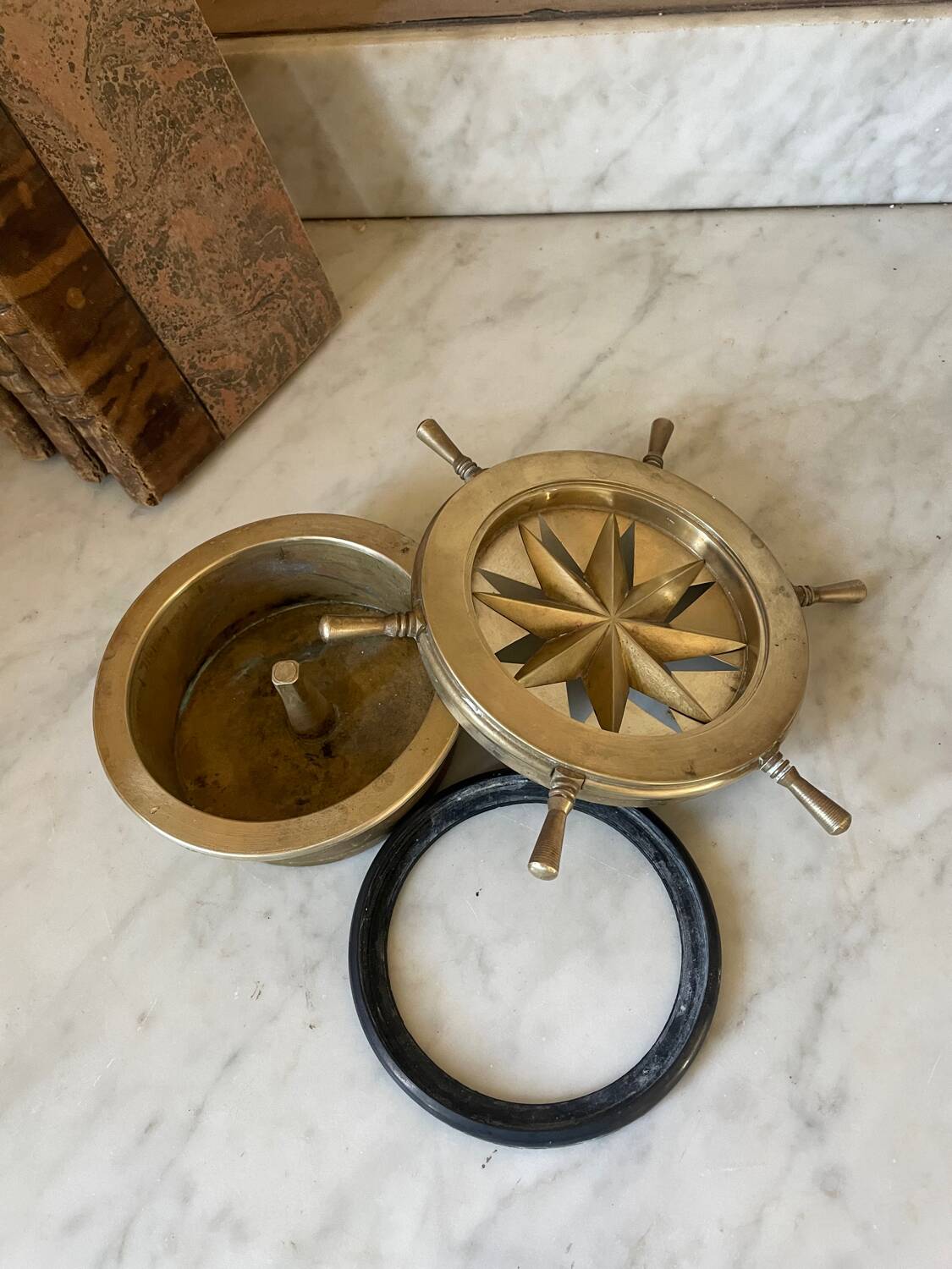 Cendrier rose des vents en laiton massif