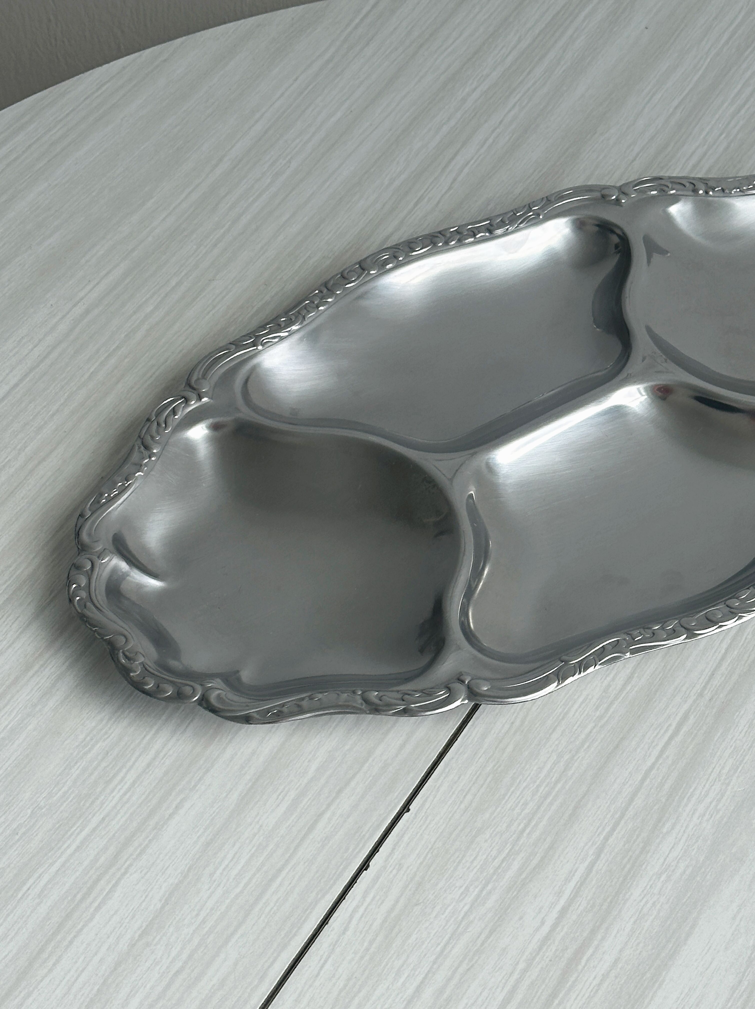Serving dish with 4 compartments