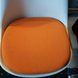 Saarinen swivel chairs by Eero Saarinen