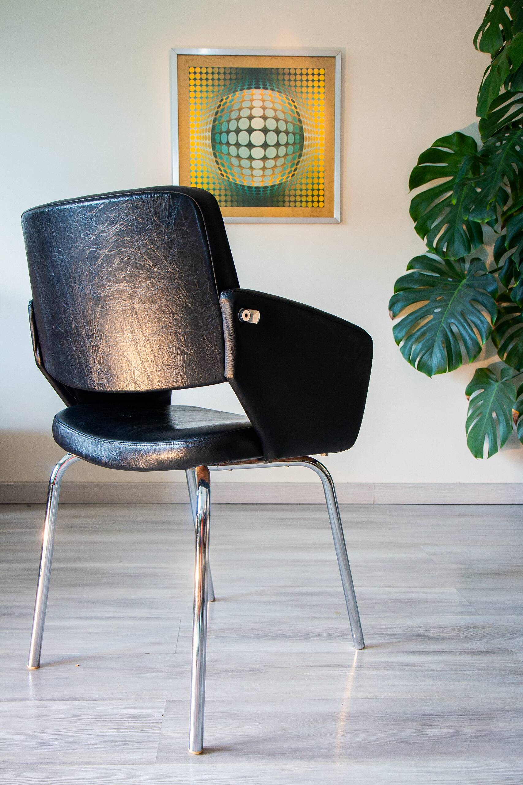 Modernist armchair from the 50s-60s, chrome and faux leather.