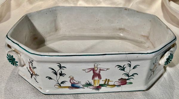 Milieu de table XVIIIème siecle décor aux chinois faïence de Marseille signée vp pour Veuve Perrin