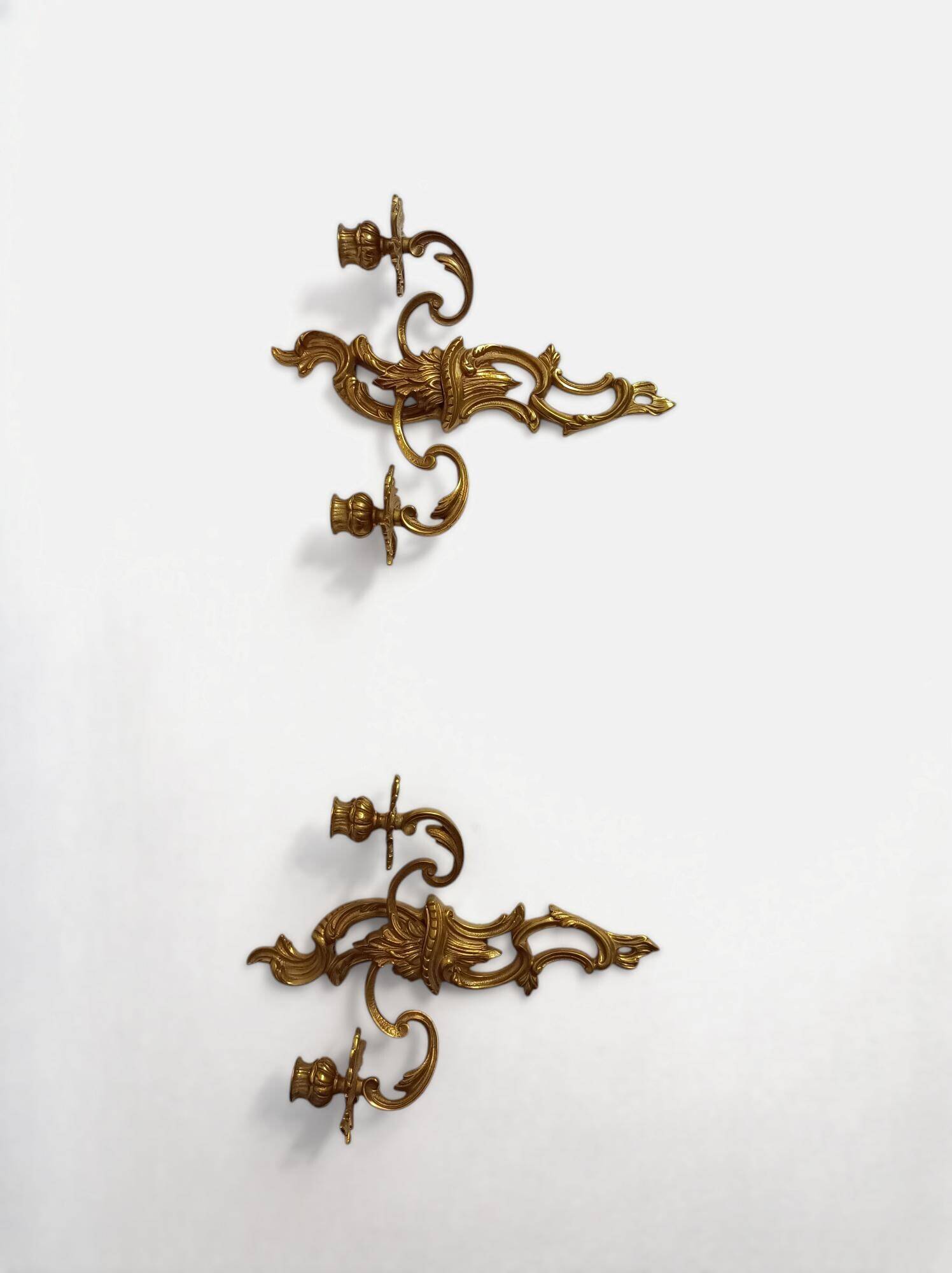 Pair of Rococo wall sconces in gilded bronze, Hollywood Regency, from the years.