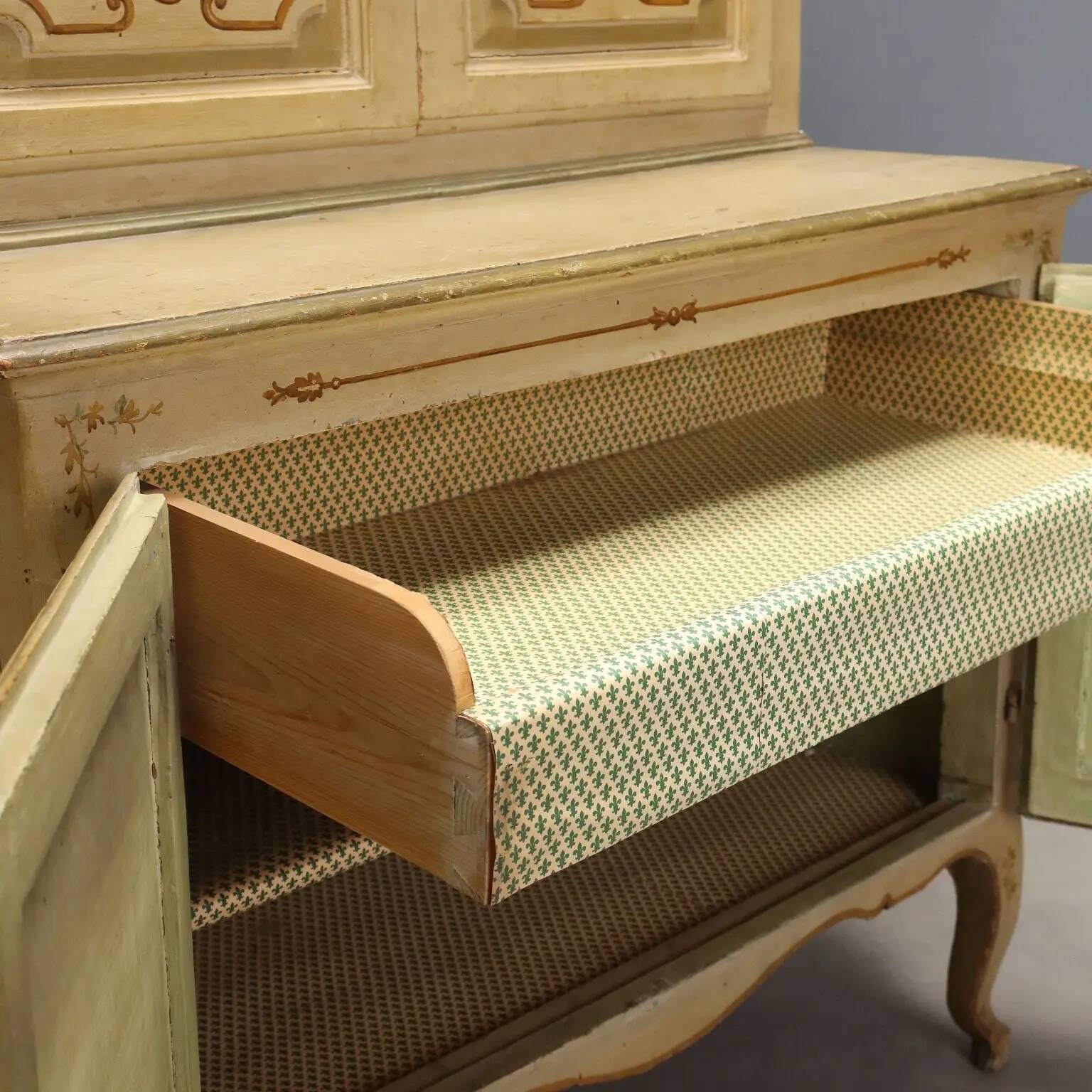 Buffet baroque ancien en bois laqué XVIIIe siècle