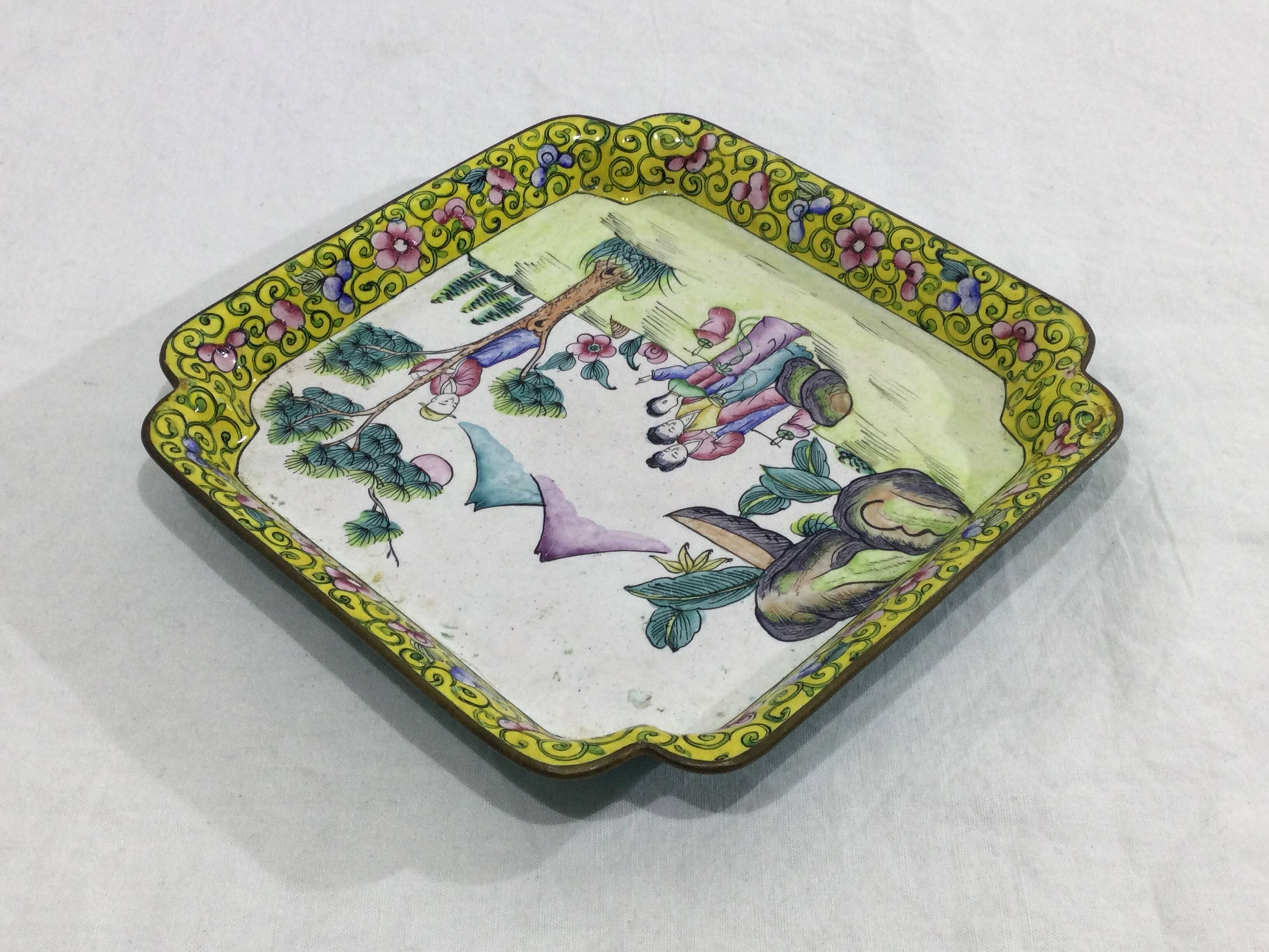 Plateau asiatique en cuivre émaillé