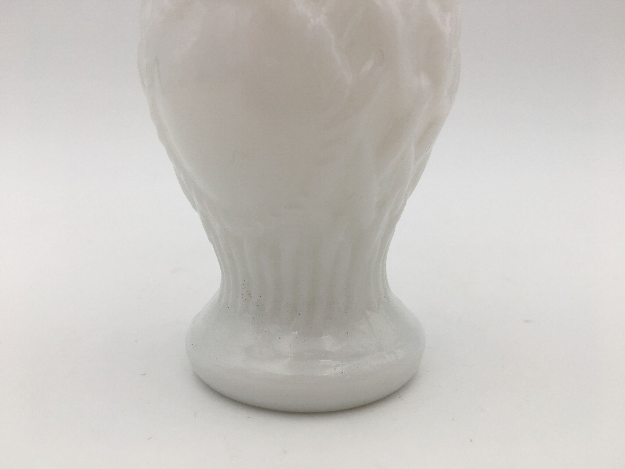 Vase ancien en opaline de foire, blanc, col corolle et décor médaillon 1900