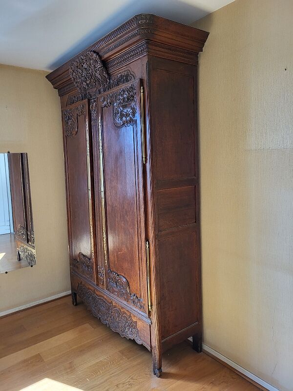 Armoire en chene sculptee du xviii ème siecle