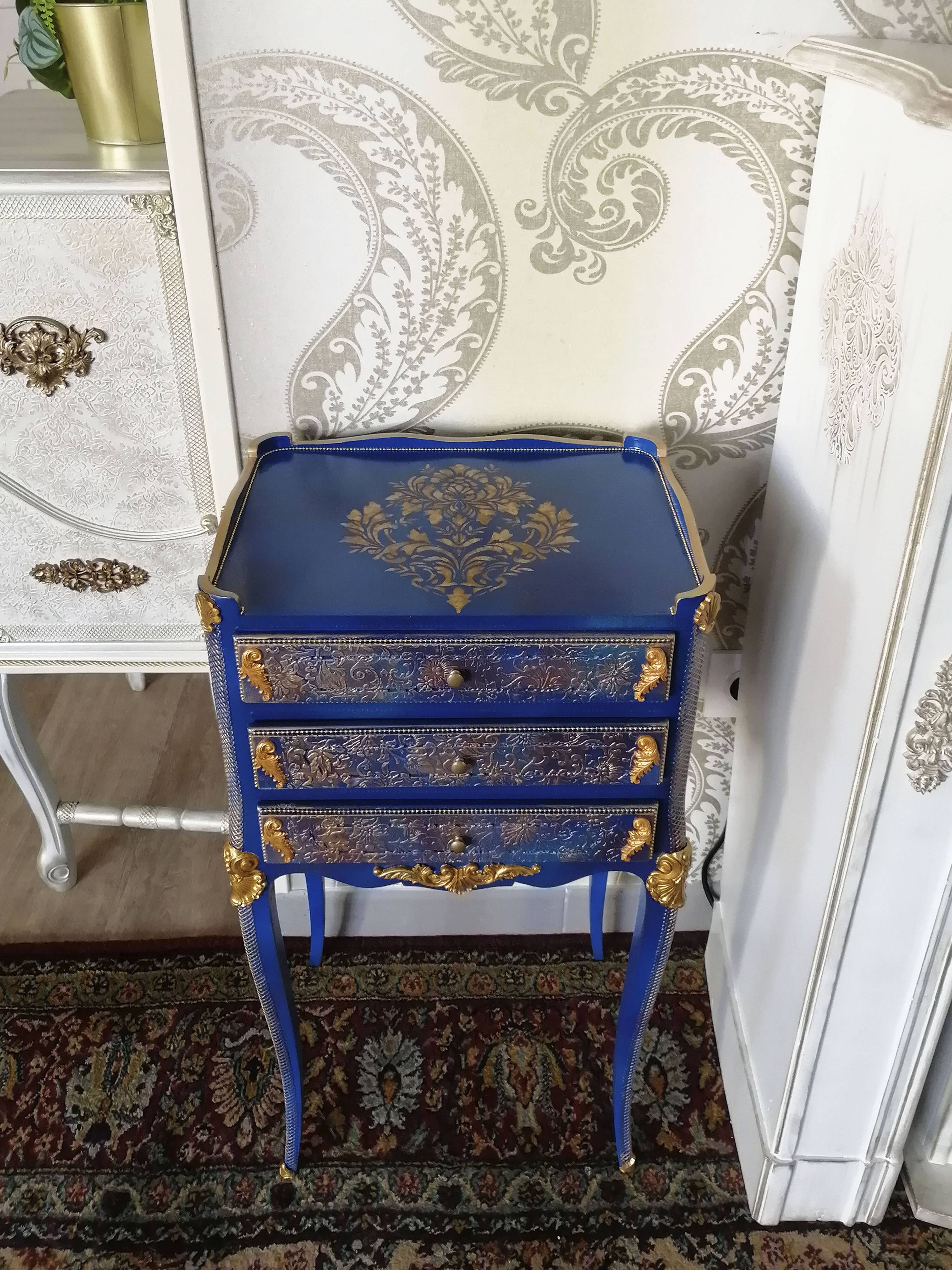 Table de chevet relookée classique – meuble décoratif bleu et doré