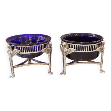 Paire de salières en forme de cygne vintage, plaquées argent, avec des doublures en verre bleu cobalt.