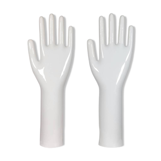 Paire de présentoirs à bijoux vintage authentiques en porcelaine industrielle représentant des mains