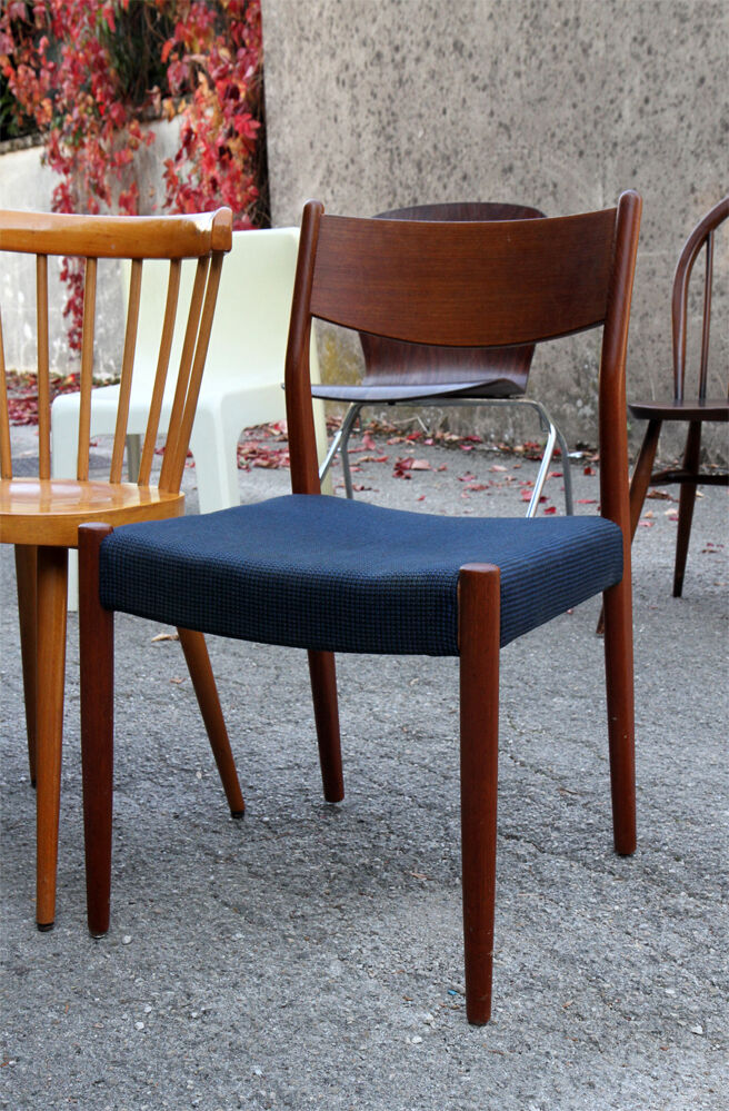 Series of 8 mismatched chairs