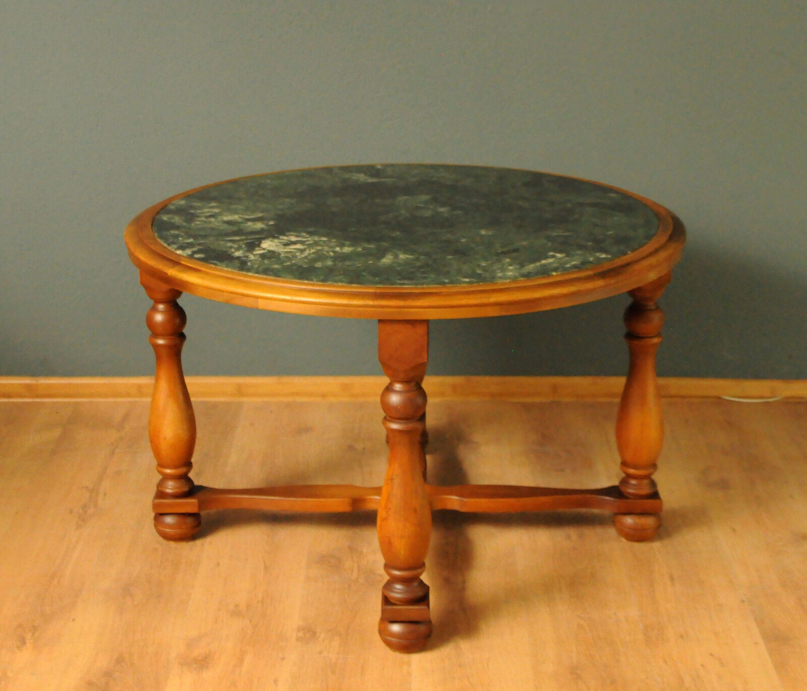 Table basse scandinave avec plateau en marbre