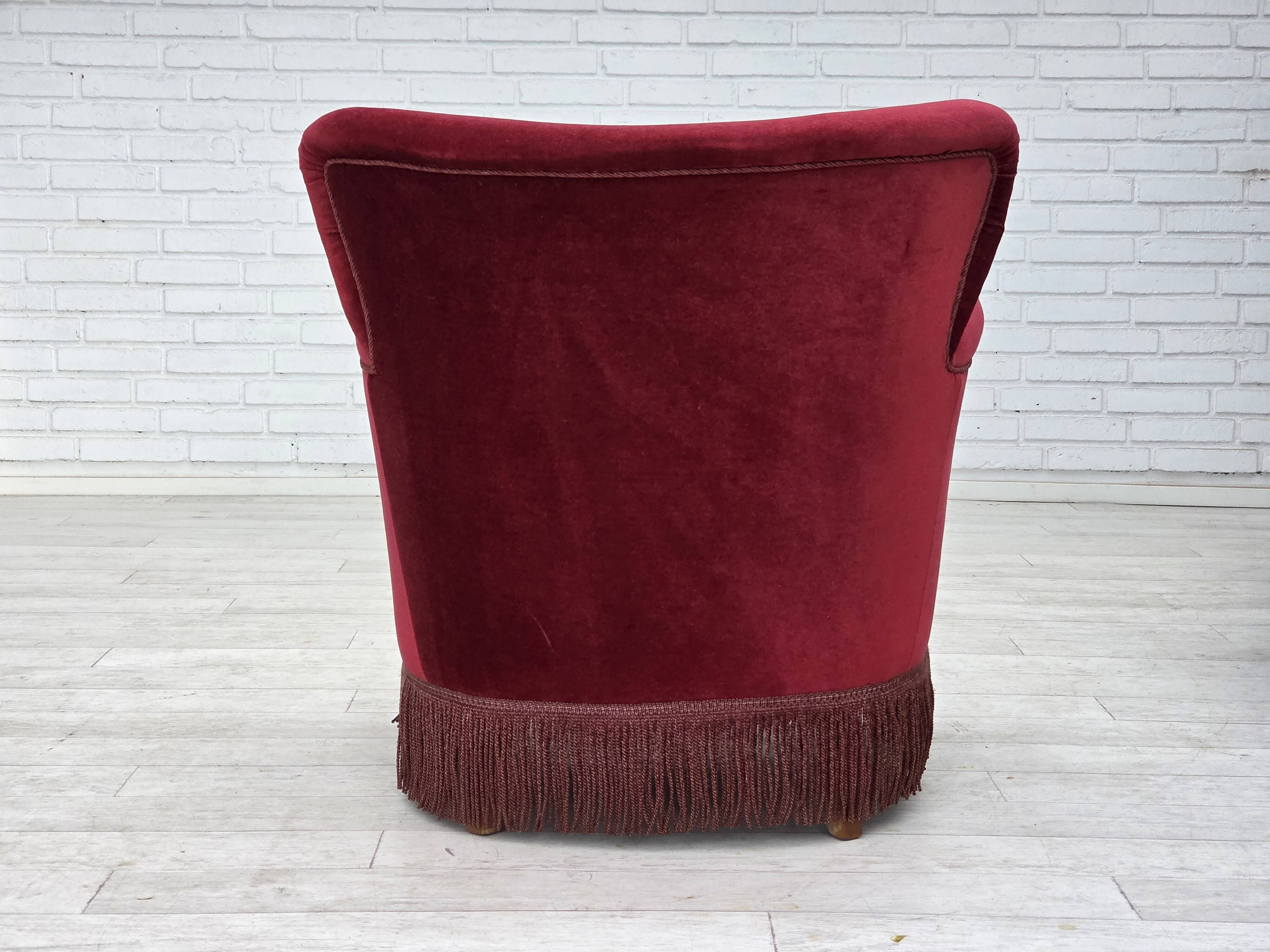 Fauteuil danois des années 1970, velours de mobilier rouge cerise, pieds en bois de chêne.