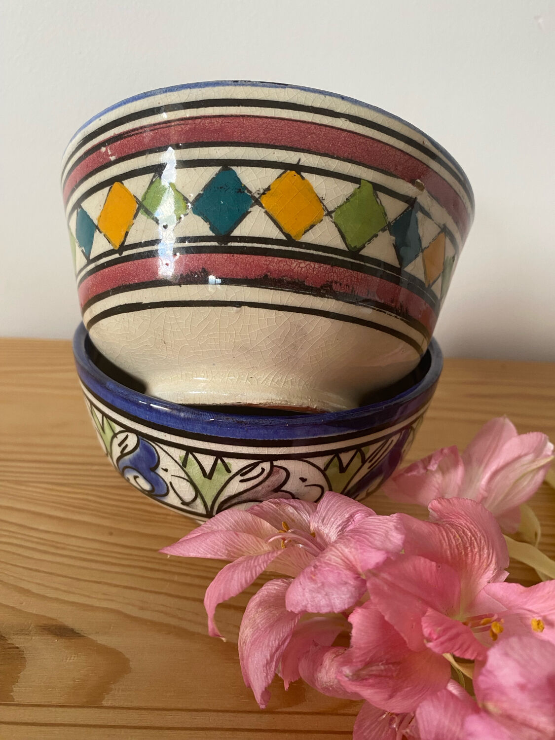 2 bowls signed Moroccan craftsmanship.