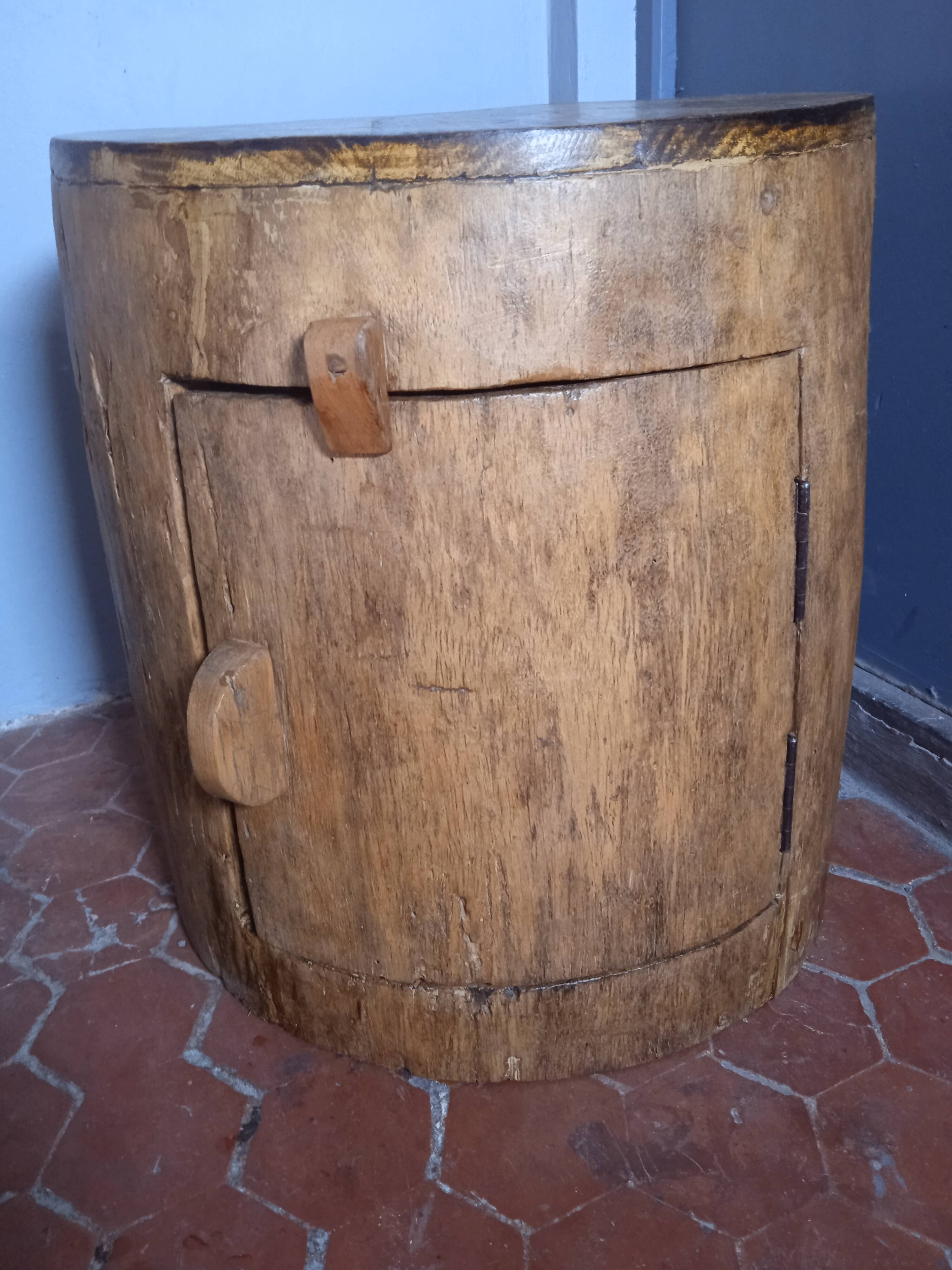 Hollow palm tree trunk; Mini bar; bedside table; occasional furniture; corner furniture;