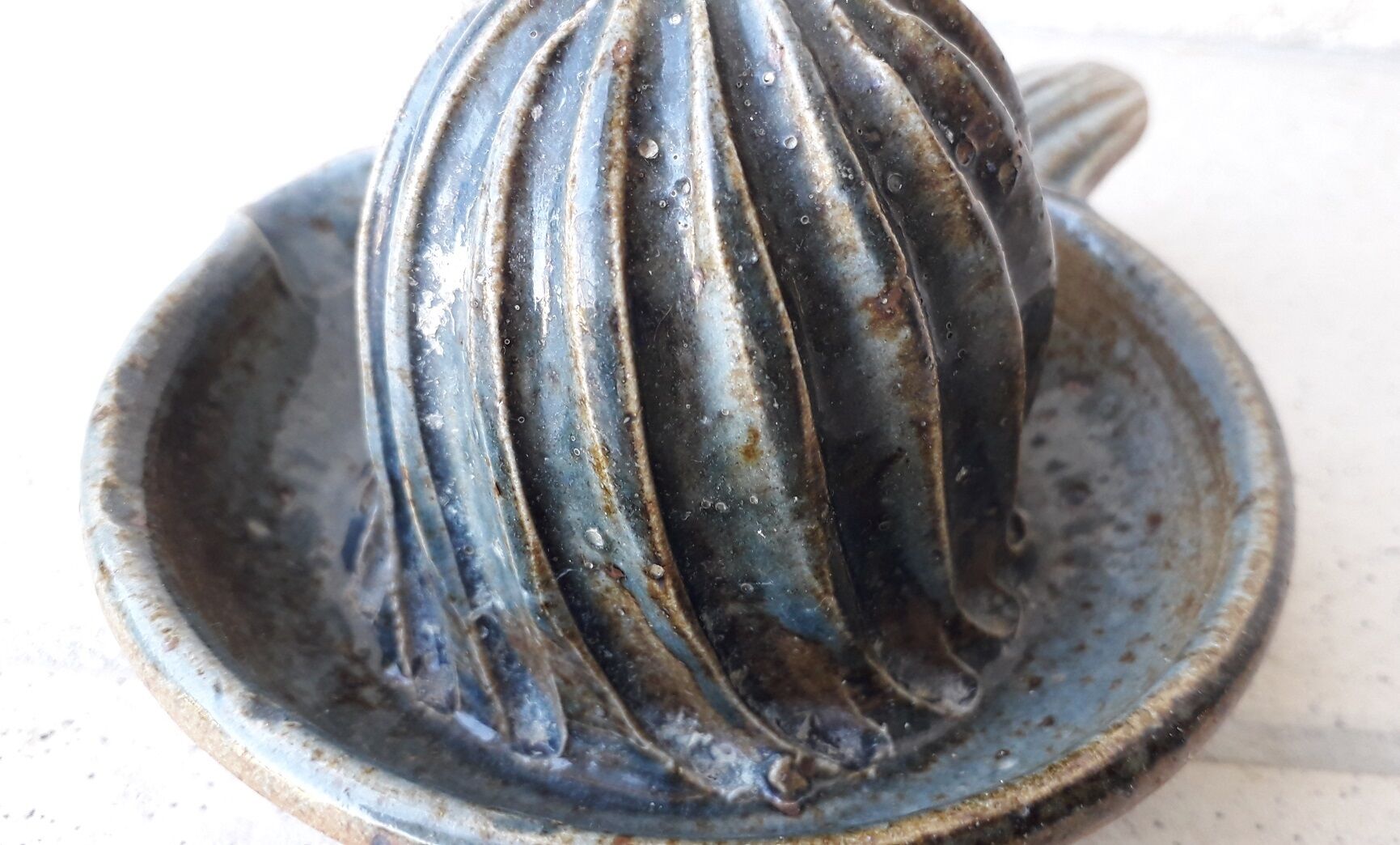 Stoneware lemon squeezer