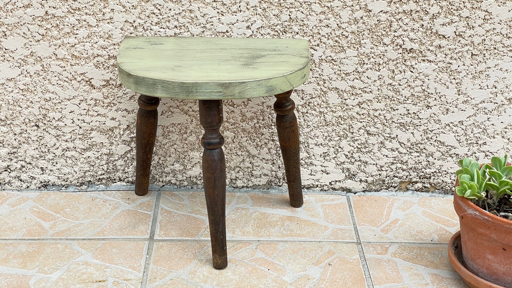 Tabouret en bois tripode vintage