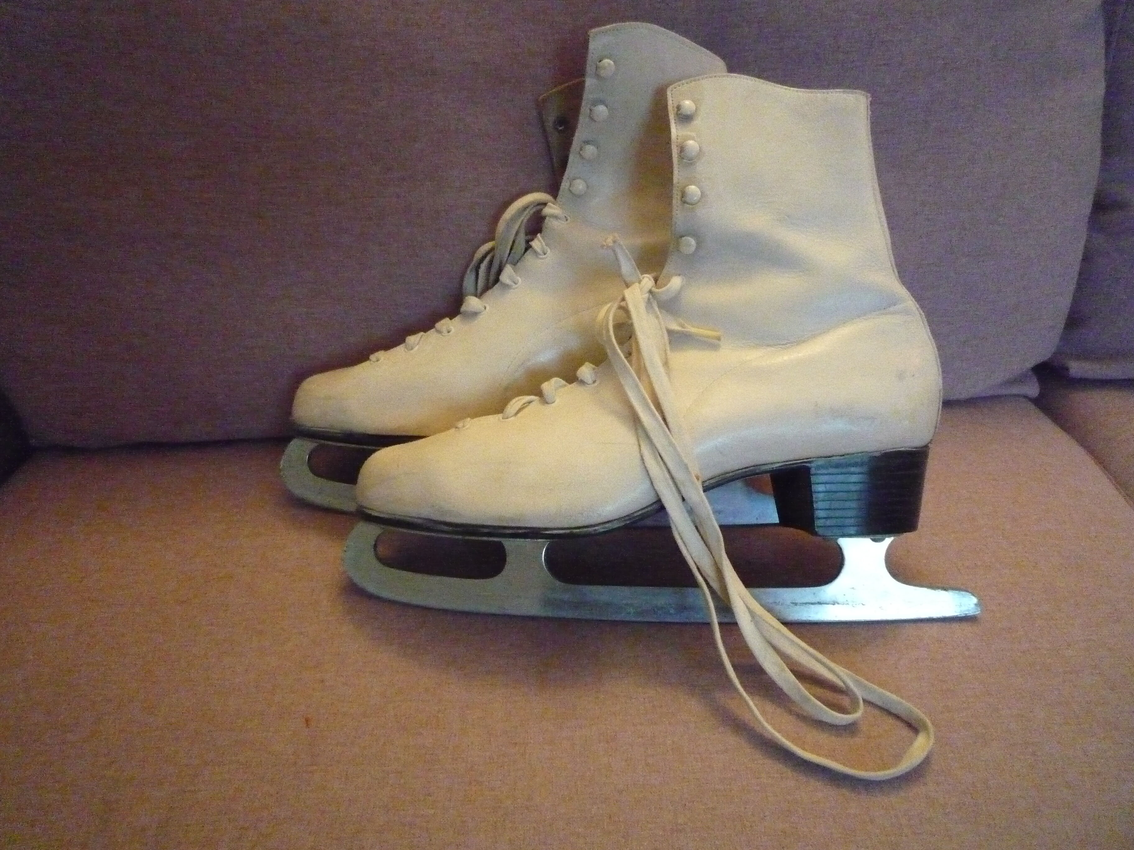 Vintage size 41 ice skates