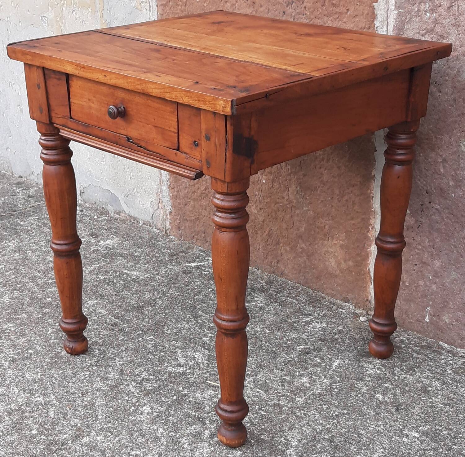 Coffee table or bedside table in wood. (With drawer)