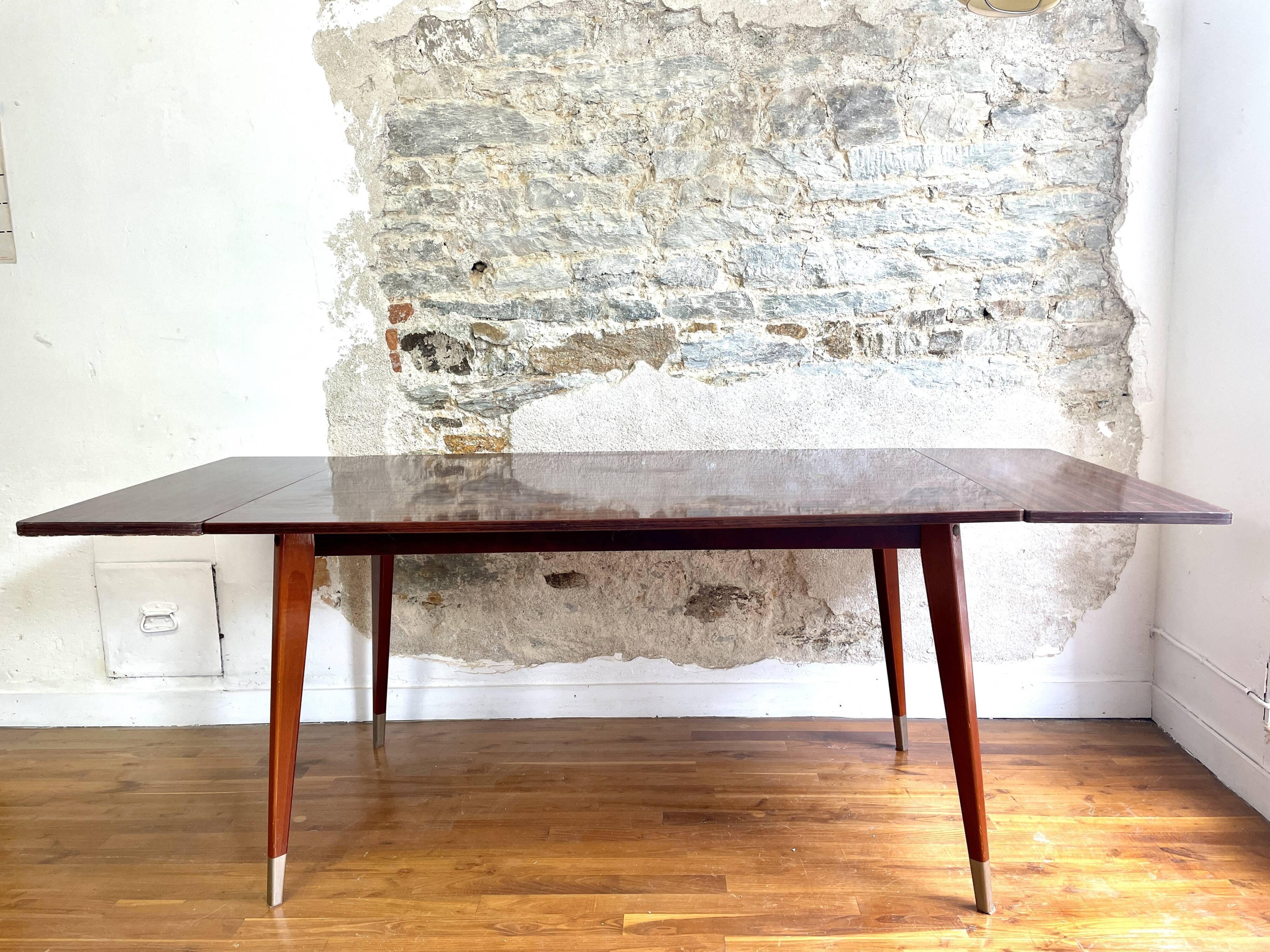 Extendable dining table compass feet