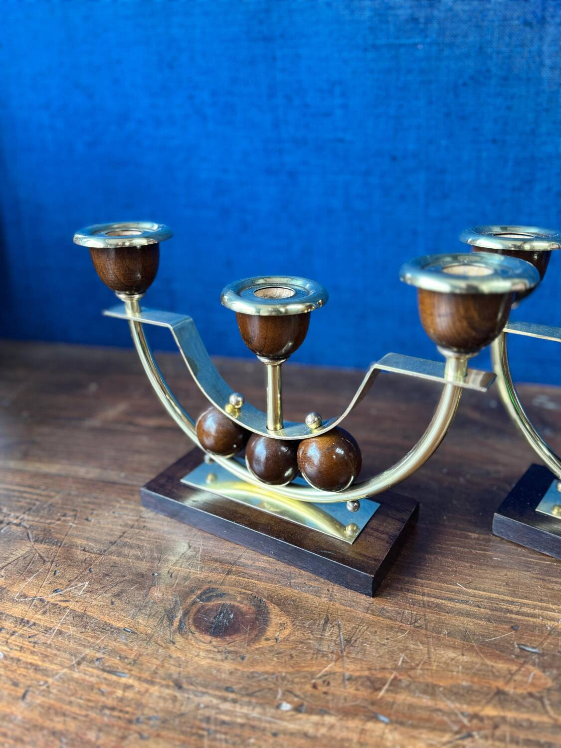 Pair of Art Deco candlesticks in brass and varnished wood, 1930s/1940s