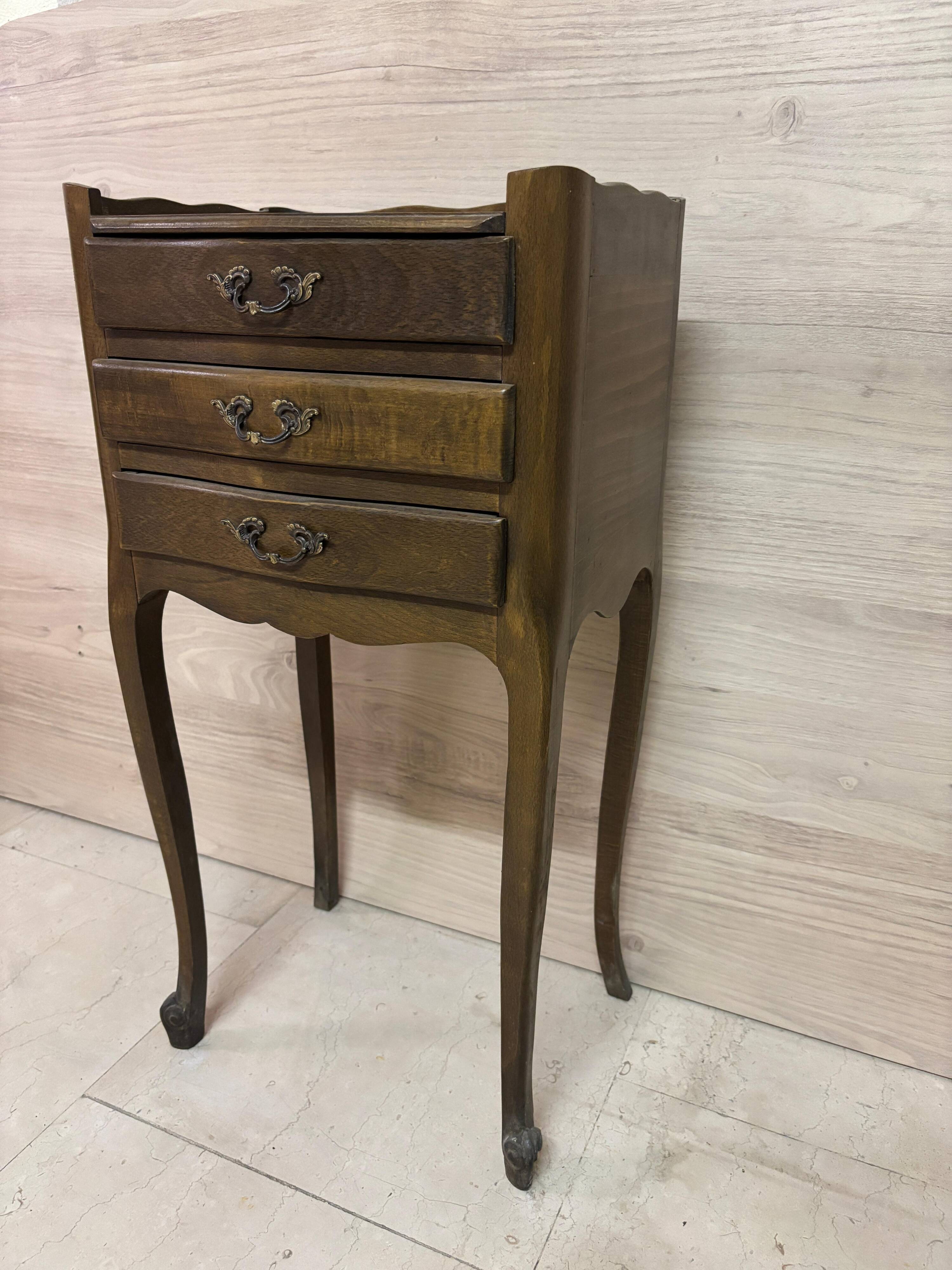 Table de chevet classique Louis XV