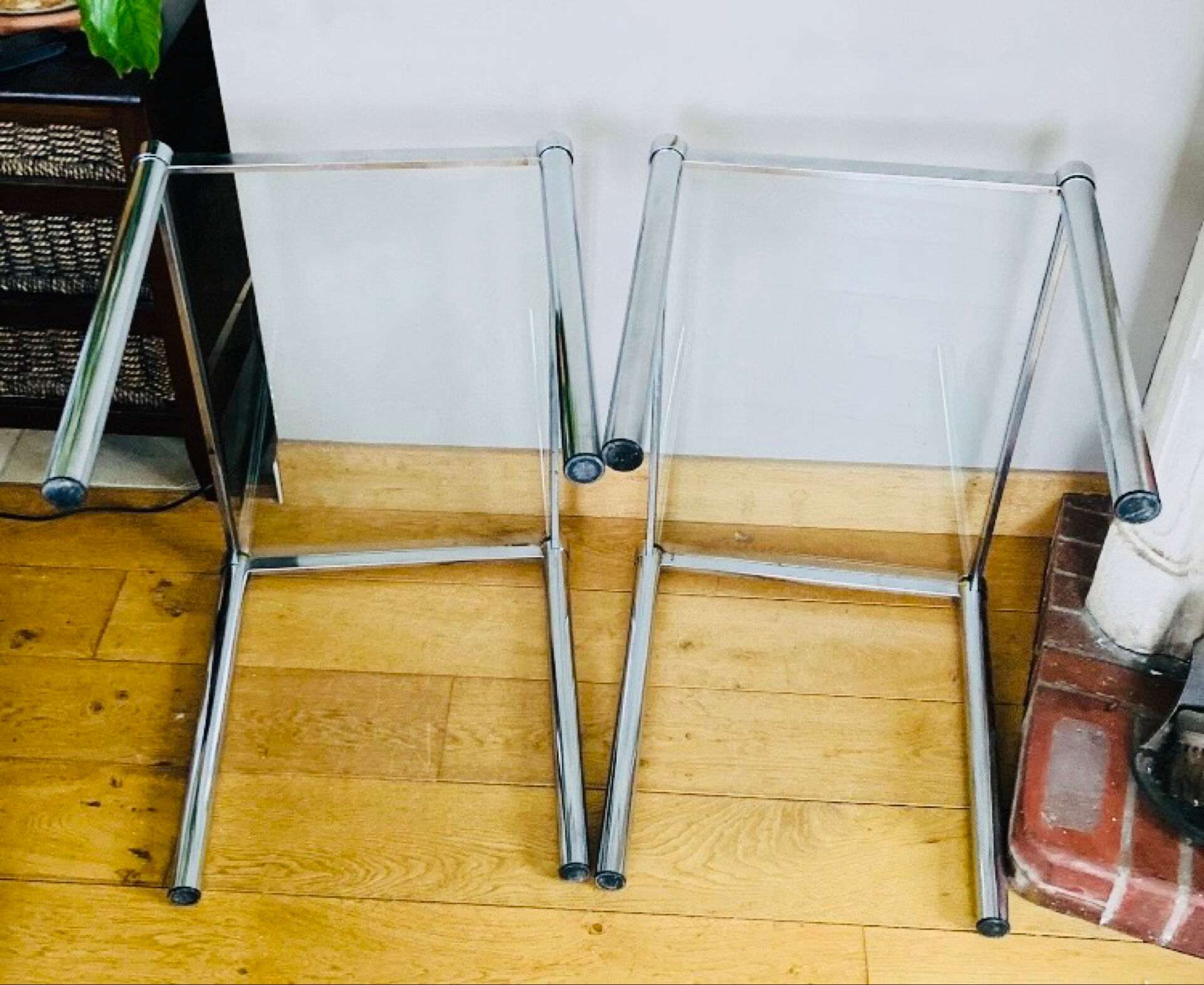 Tablettes d’appoints années 1970 en métal chromé plateaux verres