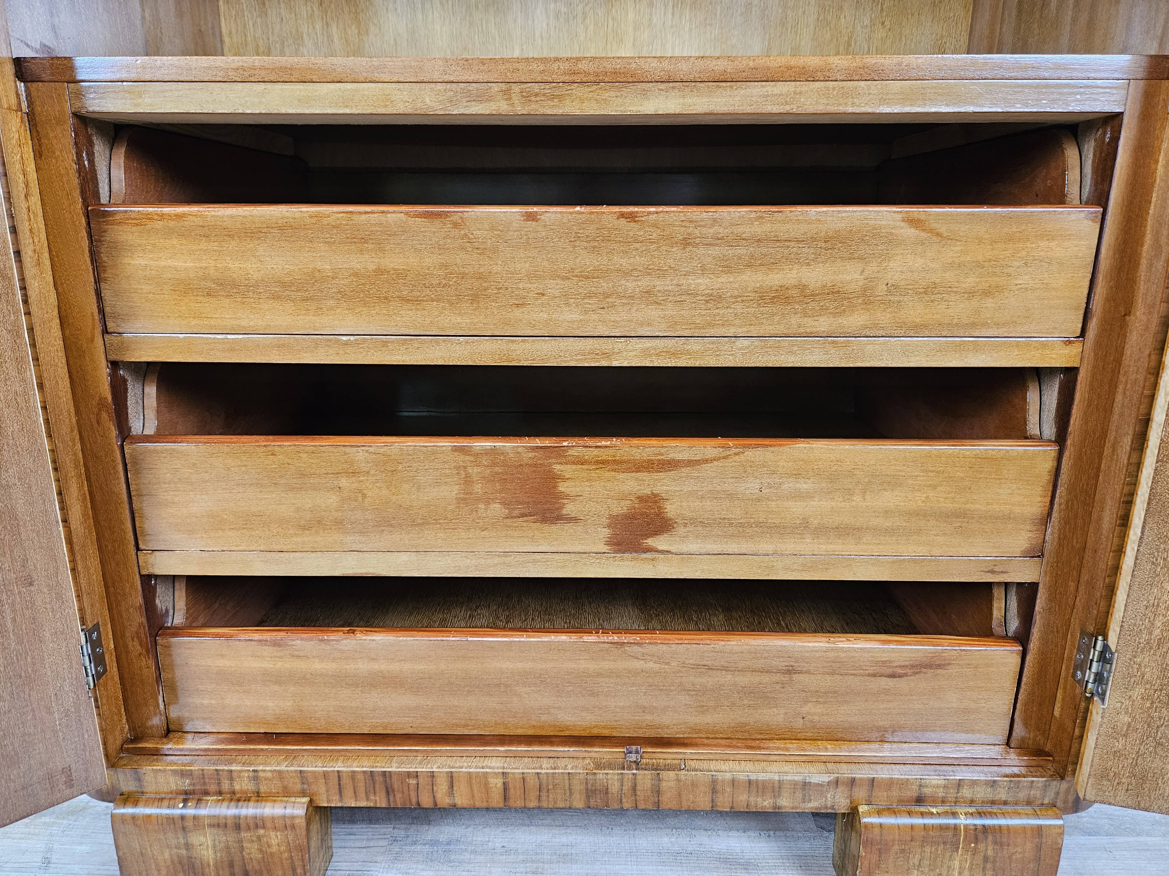 Art decò sideboard in thuja and walnut