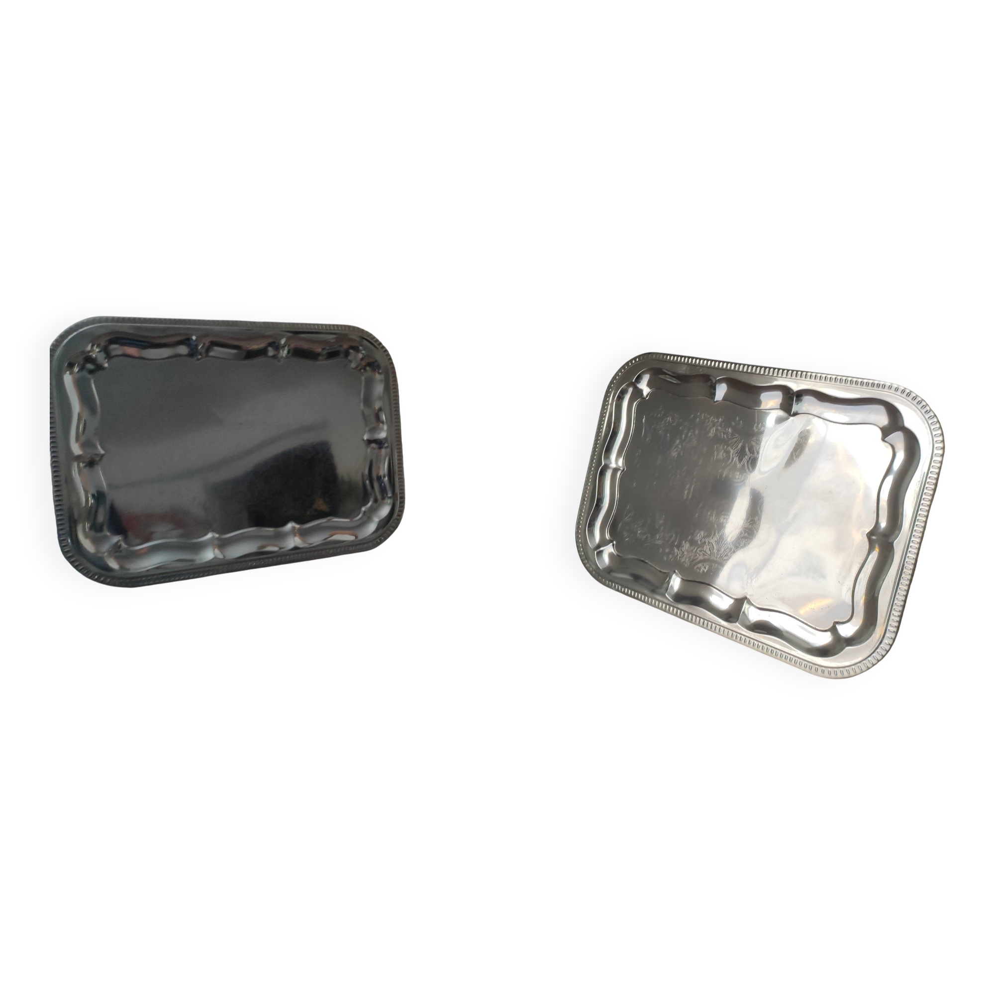 2 rectangular silver-plated metal dishes with an 80s pattern.