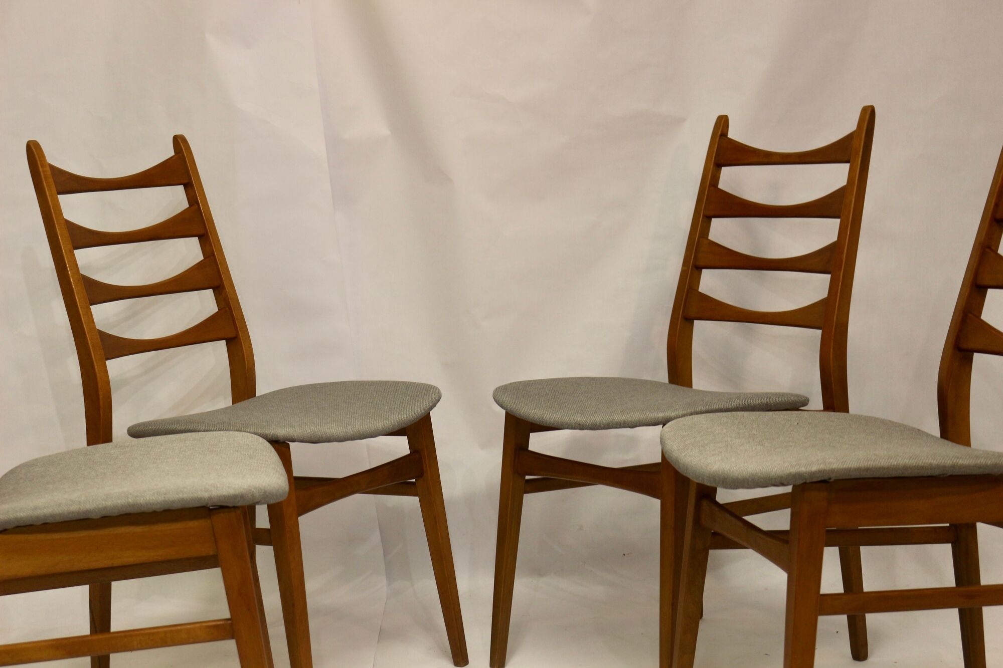 Set of 4 Scandinavian chairs year 50-60 restored anti-stain fabric gray cloud.