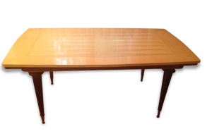 Grande table en bois - vernis