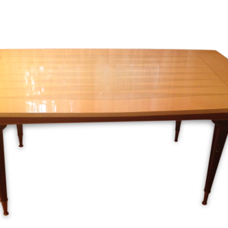 Grande table en bois clair vernis