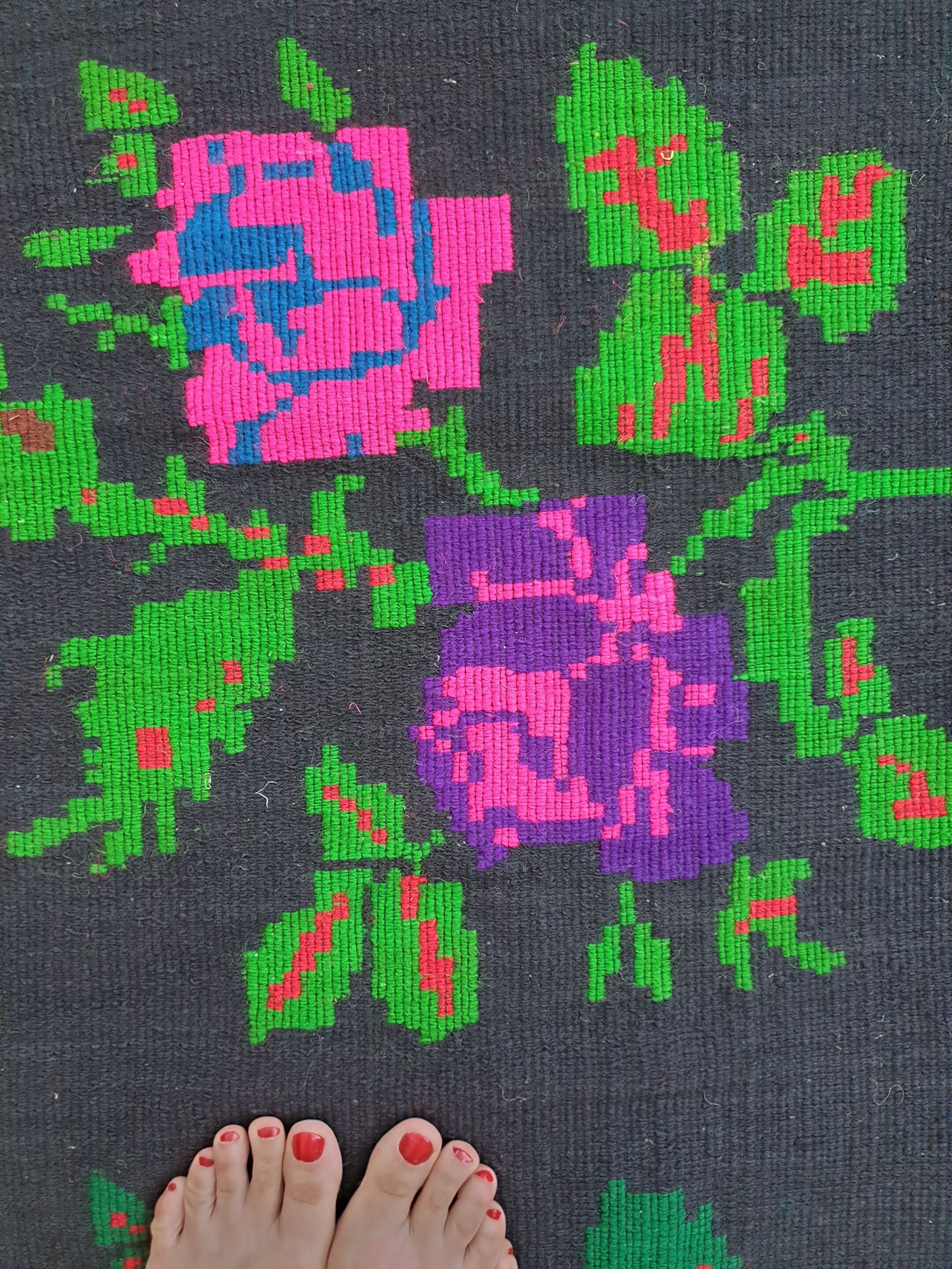 Tapis roumain tissé à la main, fond noir avec de grandes roses