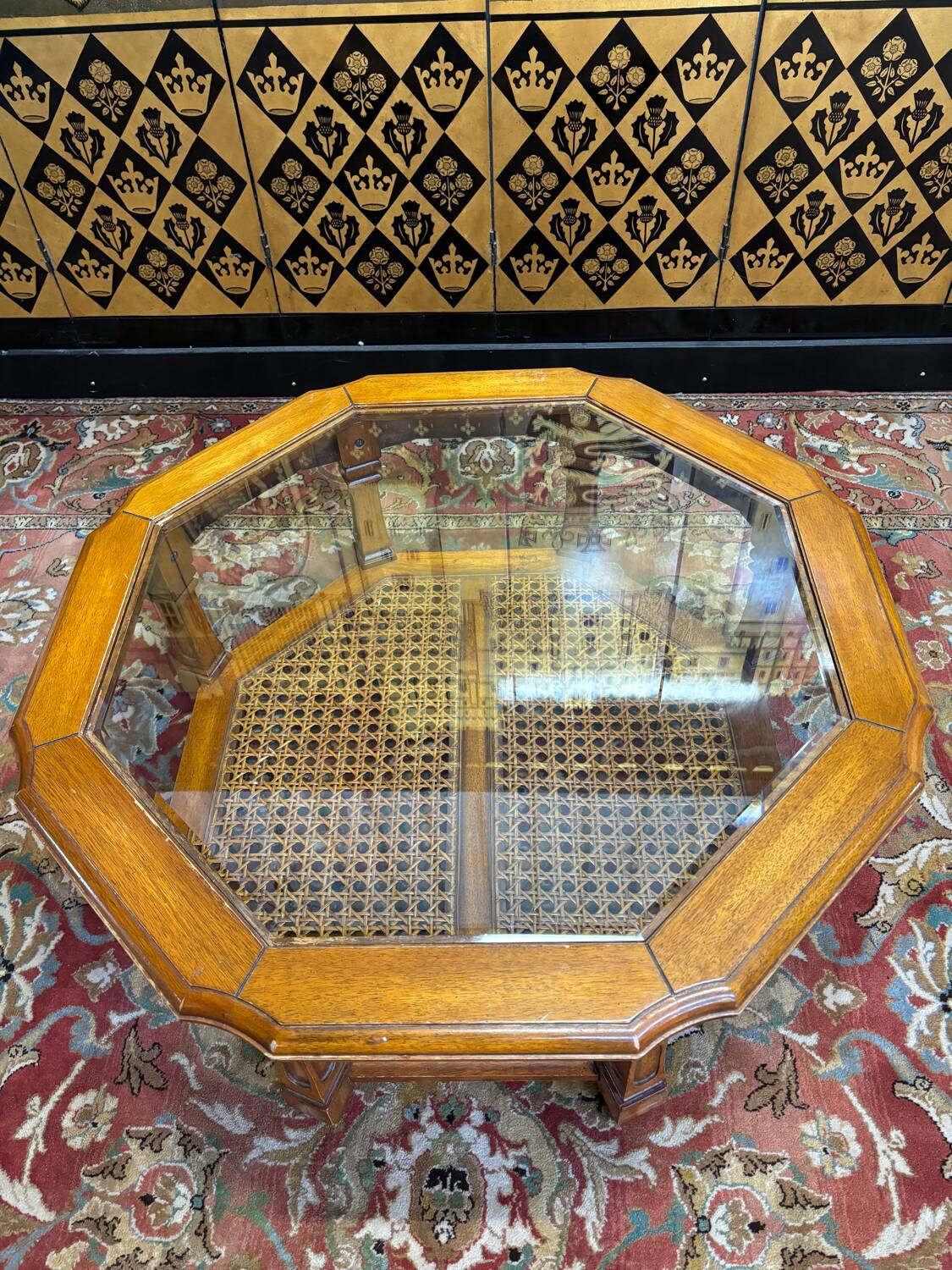 Table arrondie en bois et verre