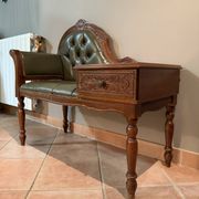 Banquette ancienne en bois sculpté avec assise capitonnée verte et tir
