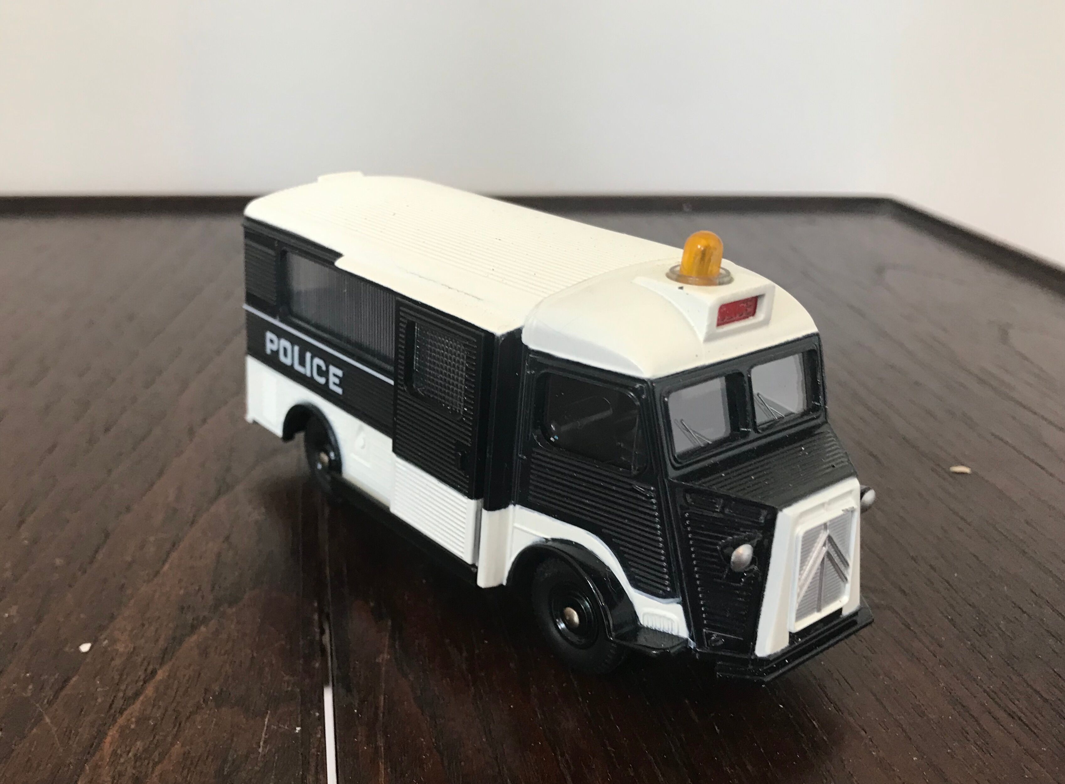 Car de Police Dinky Toys