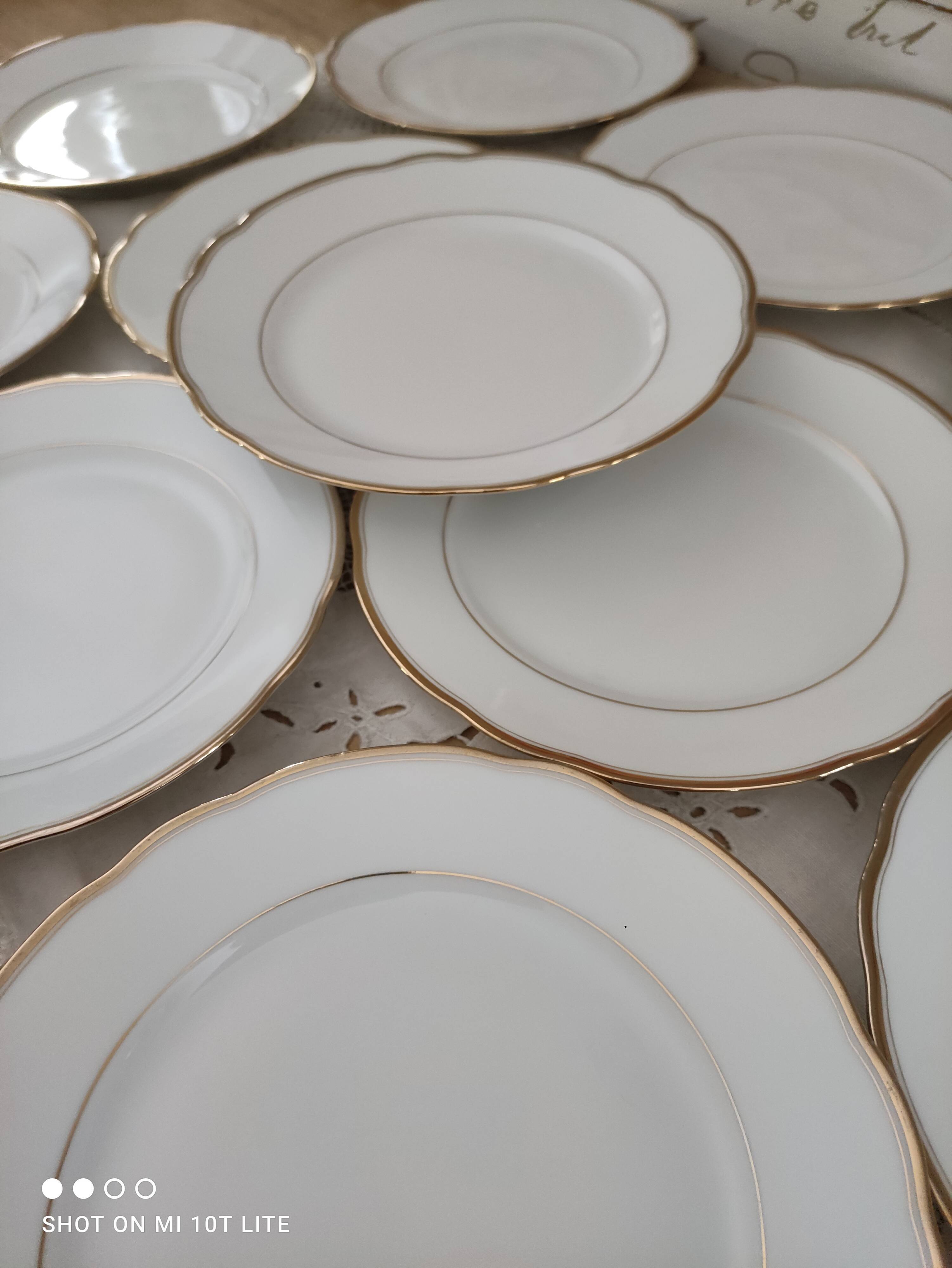 Lot de 11 assiettes à dessert en porcelaine suisse blanche double liseré doré